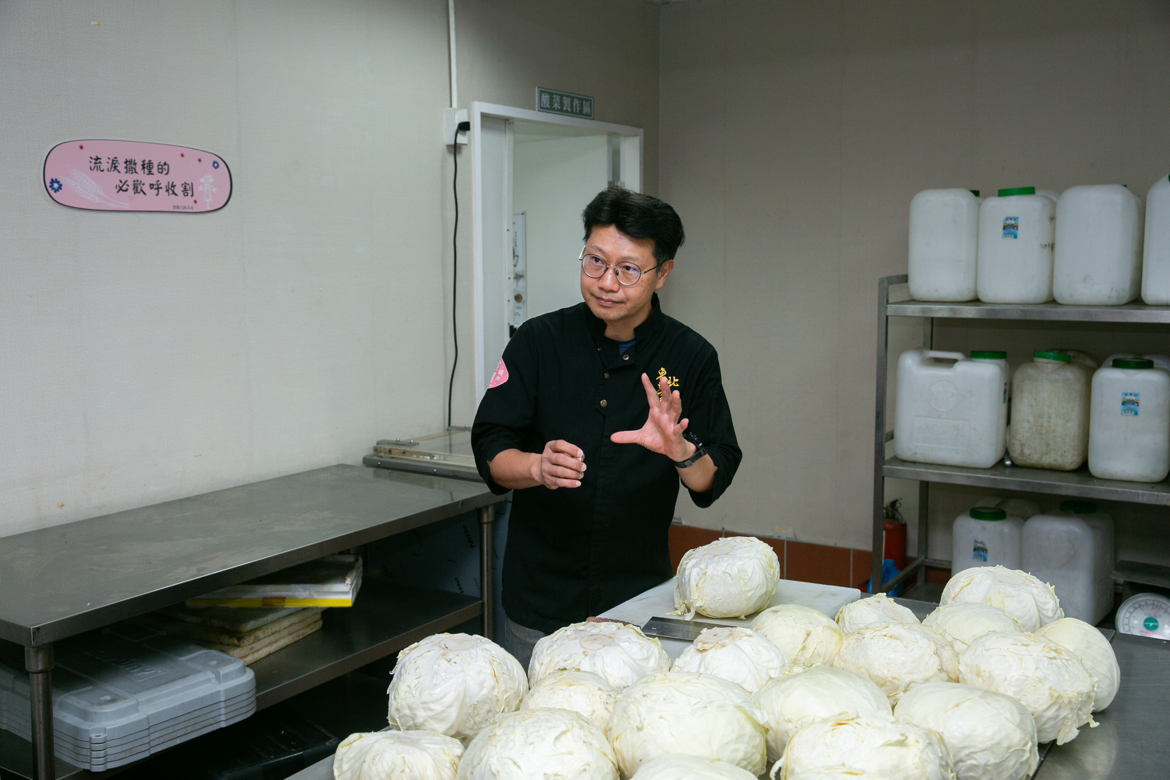 東北之家每個月要用掉三、四噸的高麗菜製作酸菜,侯聯松會自己掌握酸菜製作。