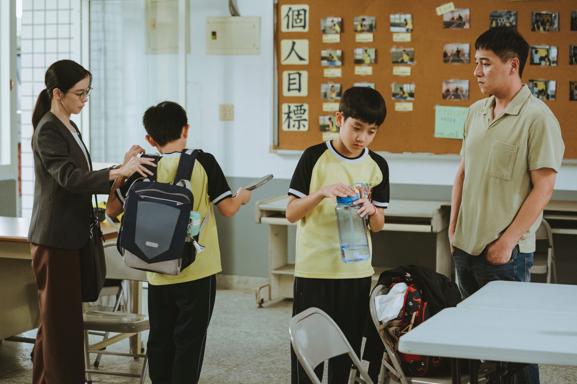 徐若瑄(左一)、鄭人碩(右一)分別飾演李星緯(左二)、彭裕愷(右二)的母親、父親。(華納提供)
