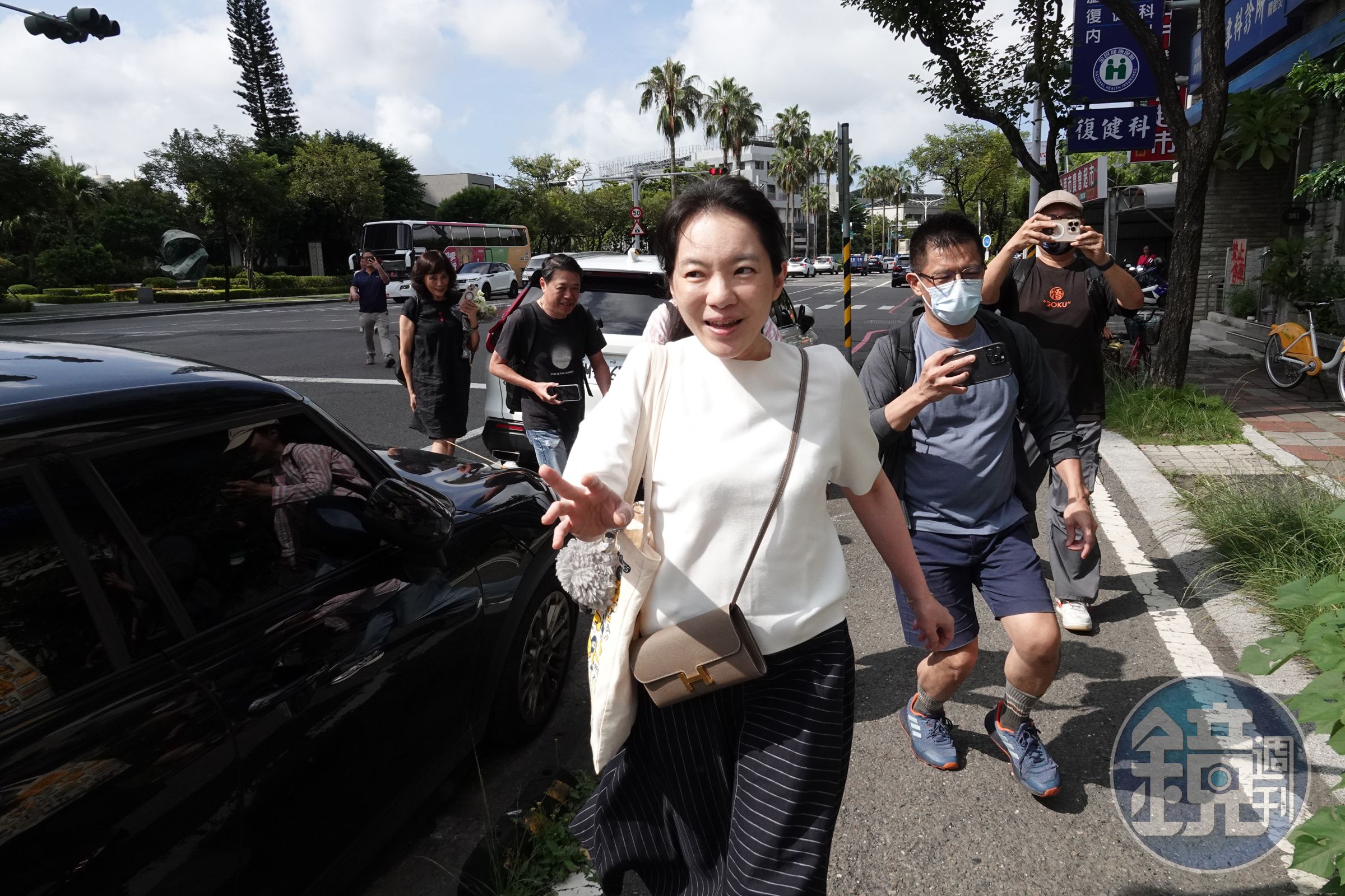 陳幸妤快步前往診所，提到中午再接受訪問。