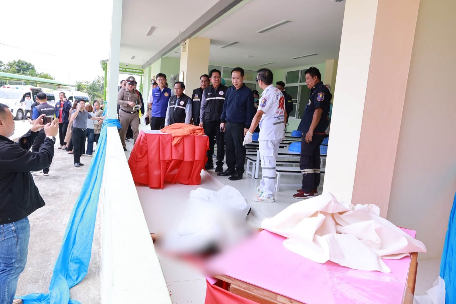 泰國1名警察前往妻子任教的幼兒園，在與妻子交談後竟朝她開槍。（翻攝自臉書@春武里府公關部）