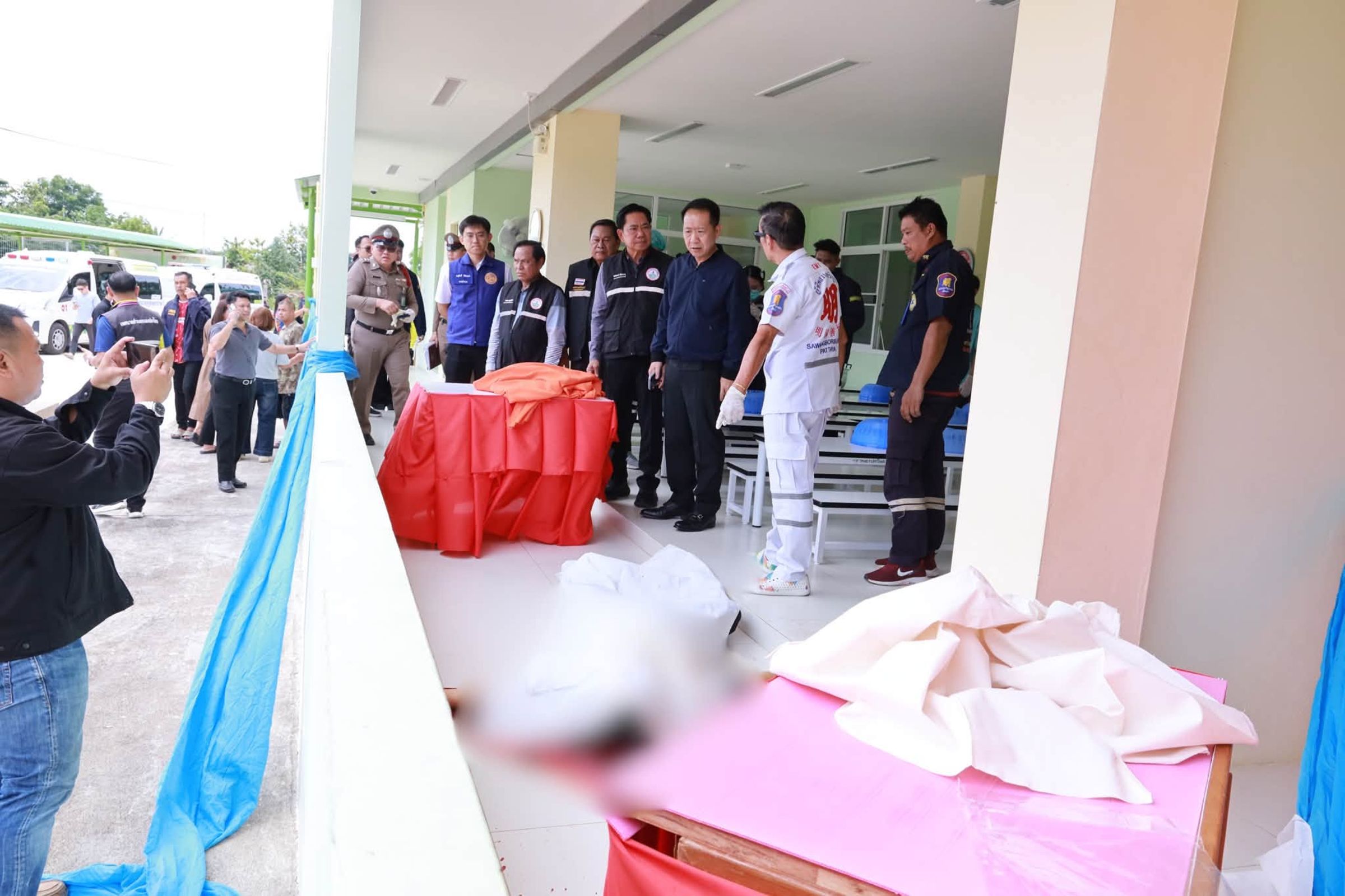 泰國1名警察前往妻子任教的幼兒園,在與妻子交談後竟朝她開槍。(翻攝自臉書@春武里府公關部)