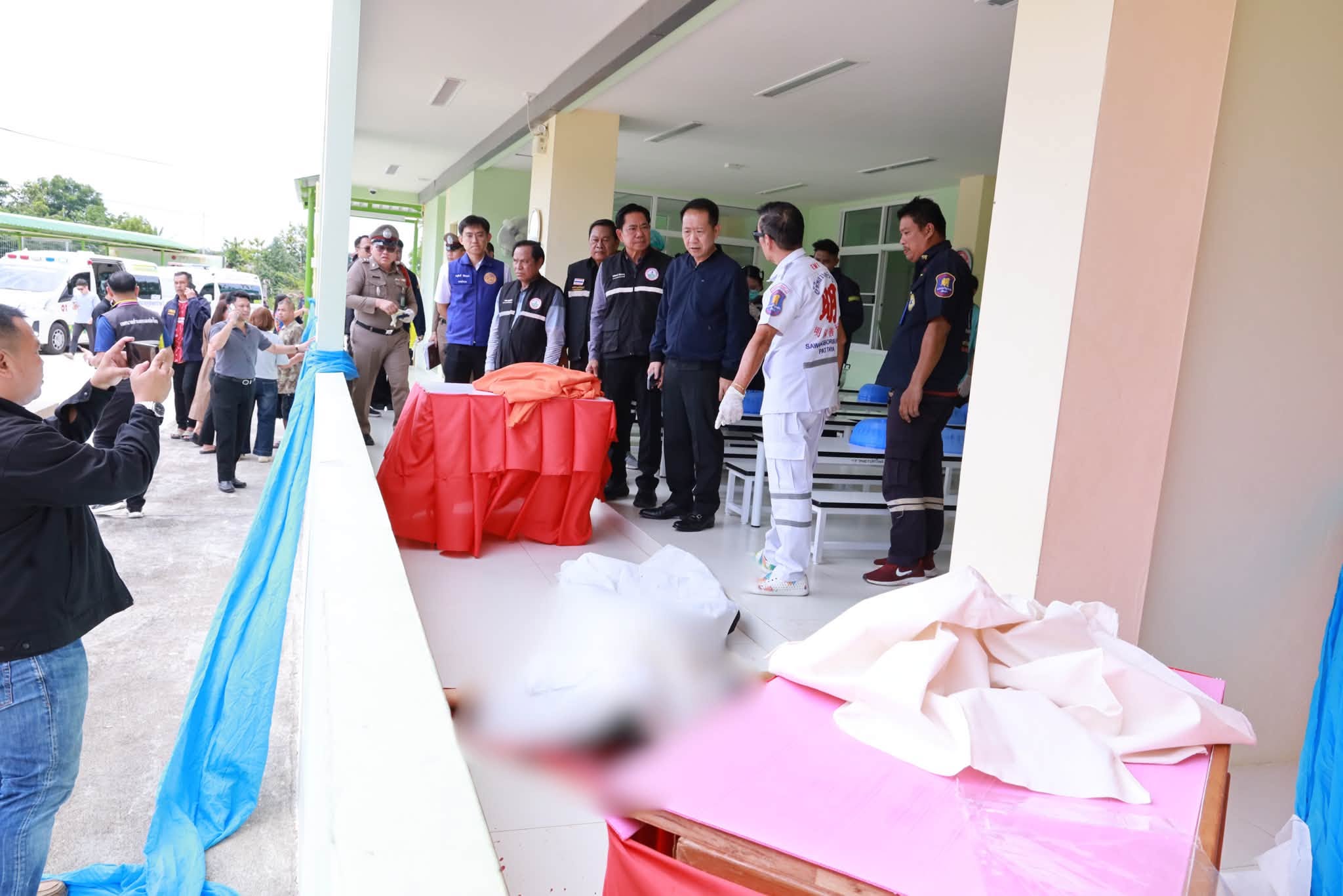 泰國1名警察前往妻子任教的幼兒園,在與妻子交談後竟朝她開槍。(翻攝自臉書@春武里府公關部)