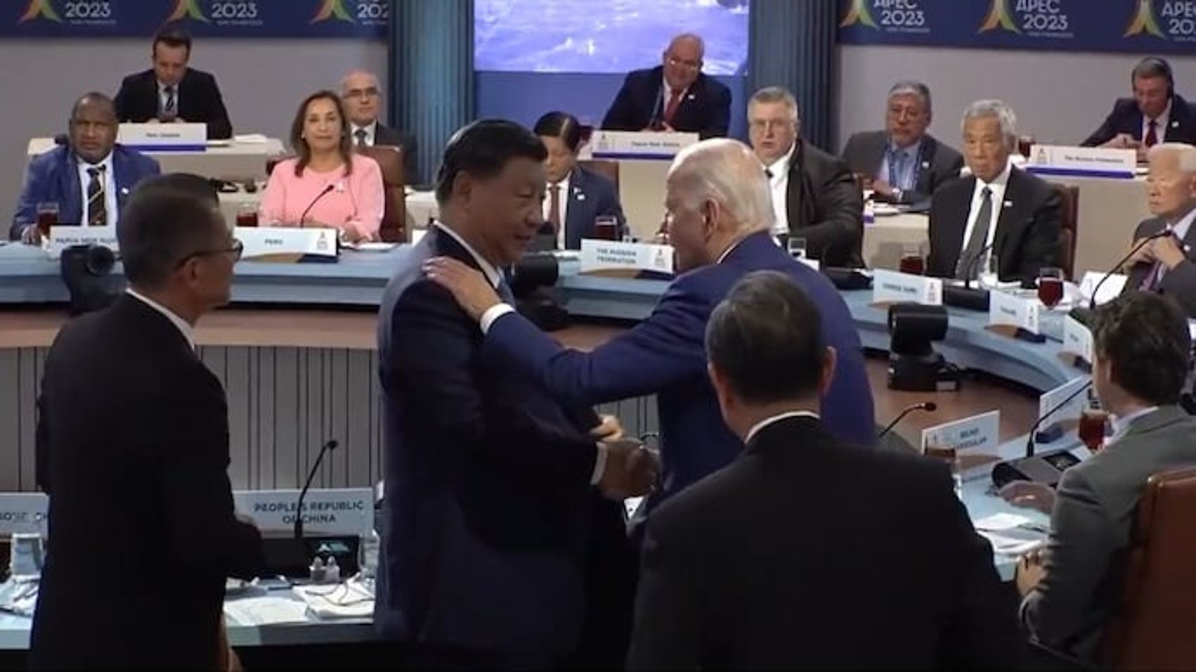 習近平突被拜登「拍拍維尼」驚呆了,向泰國總理承認「X器官」很小。(翻自X平台)
