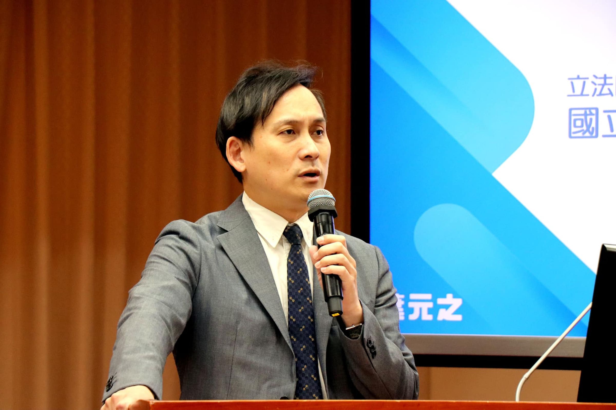 葉元之強調,勞檢僅因未裝打卡鐘而遭罰,呼籲社會勿將其與職場霸凌混為一談。(翻攝自葉元之臉書)
