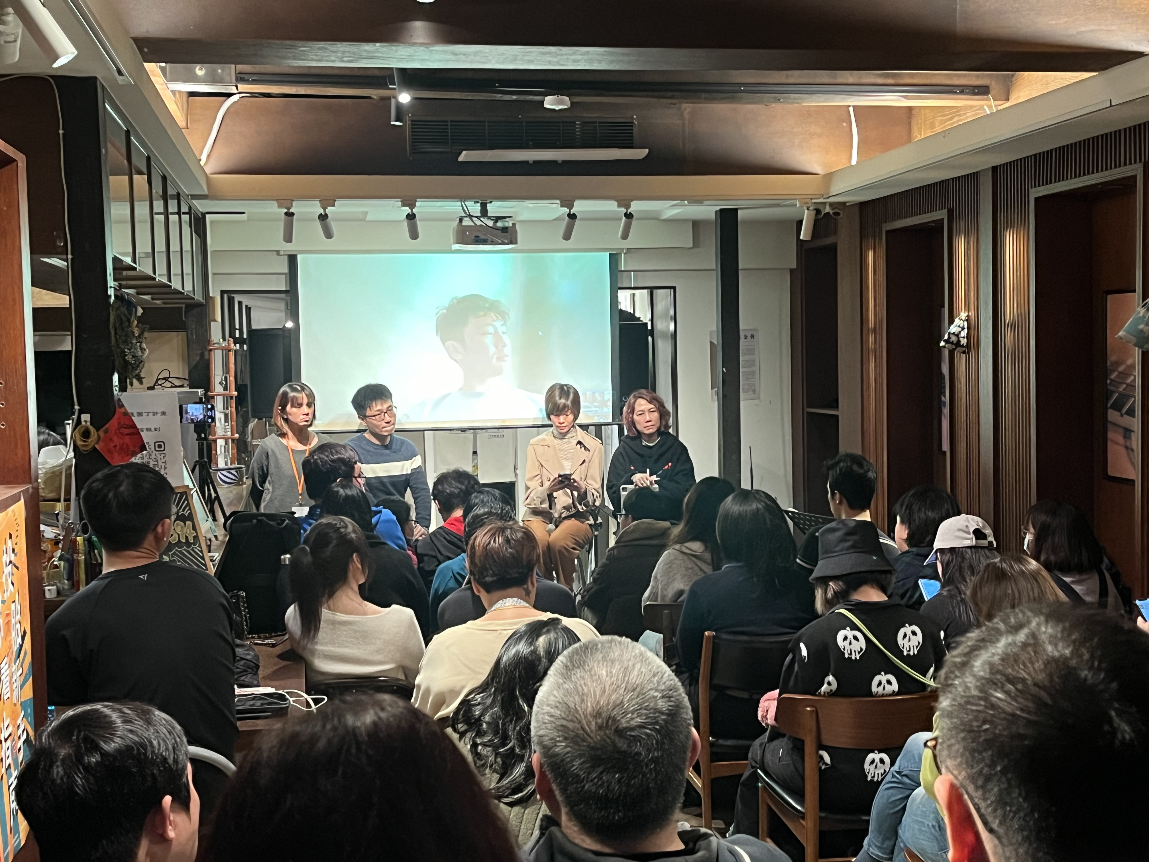 《爬上頂樓看月亮》讀劇文本交流會，創作團隊蒐集觀眾意見。（榮耀基金會提供）