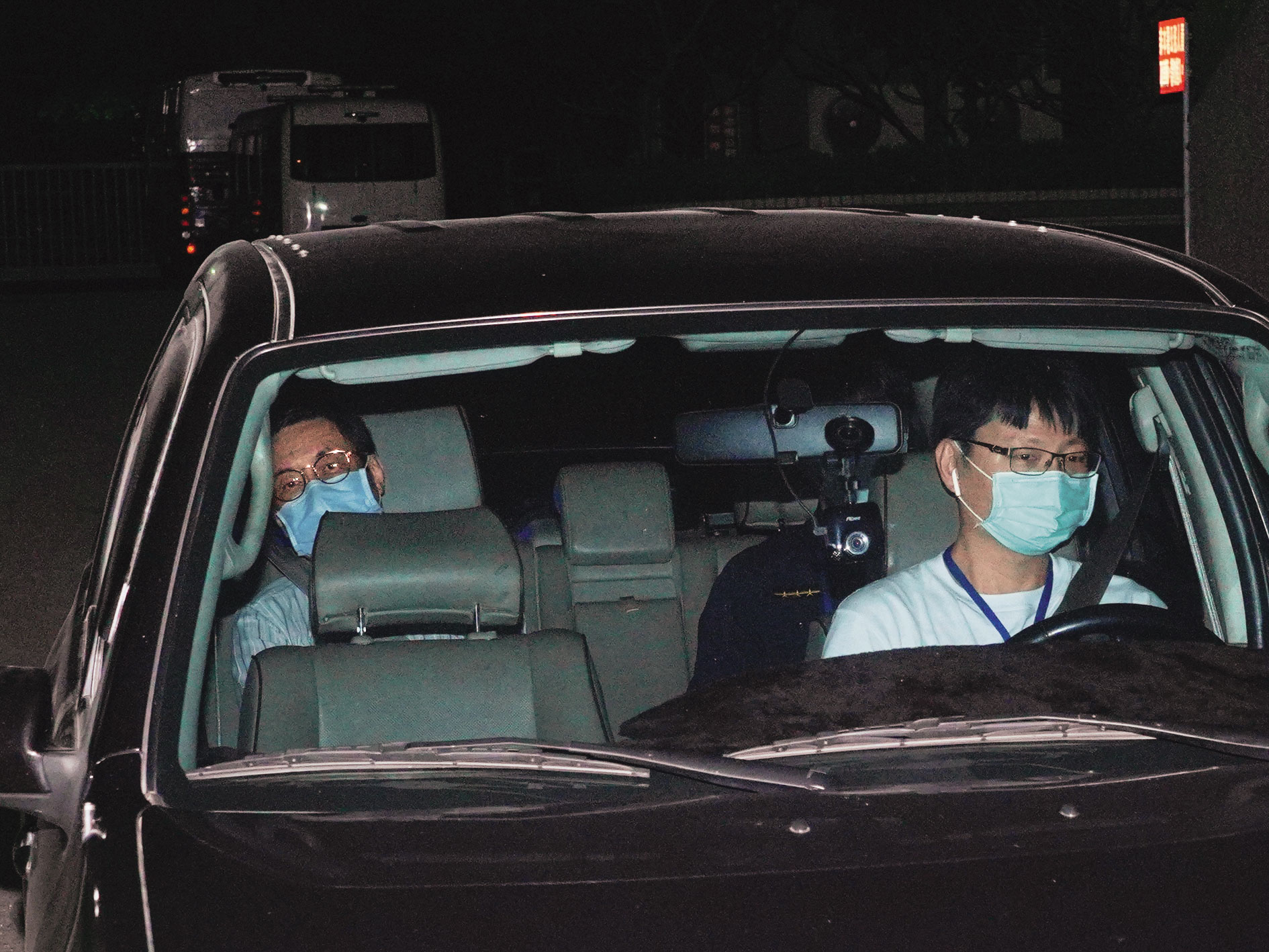 以司法追殺諸慶恩及其女兒的翁茂鍾(左),2021年因獲包庇免坐牢案遭收押。