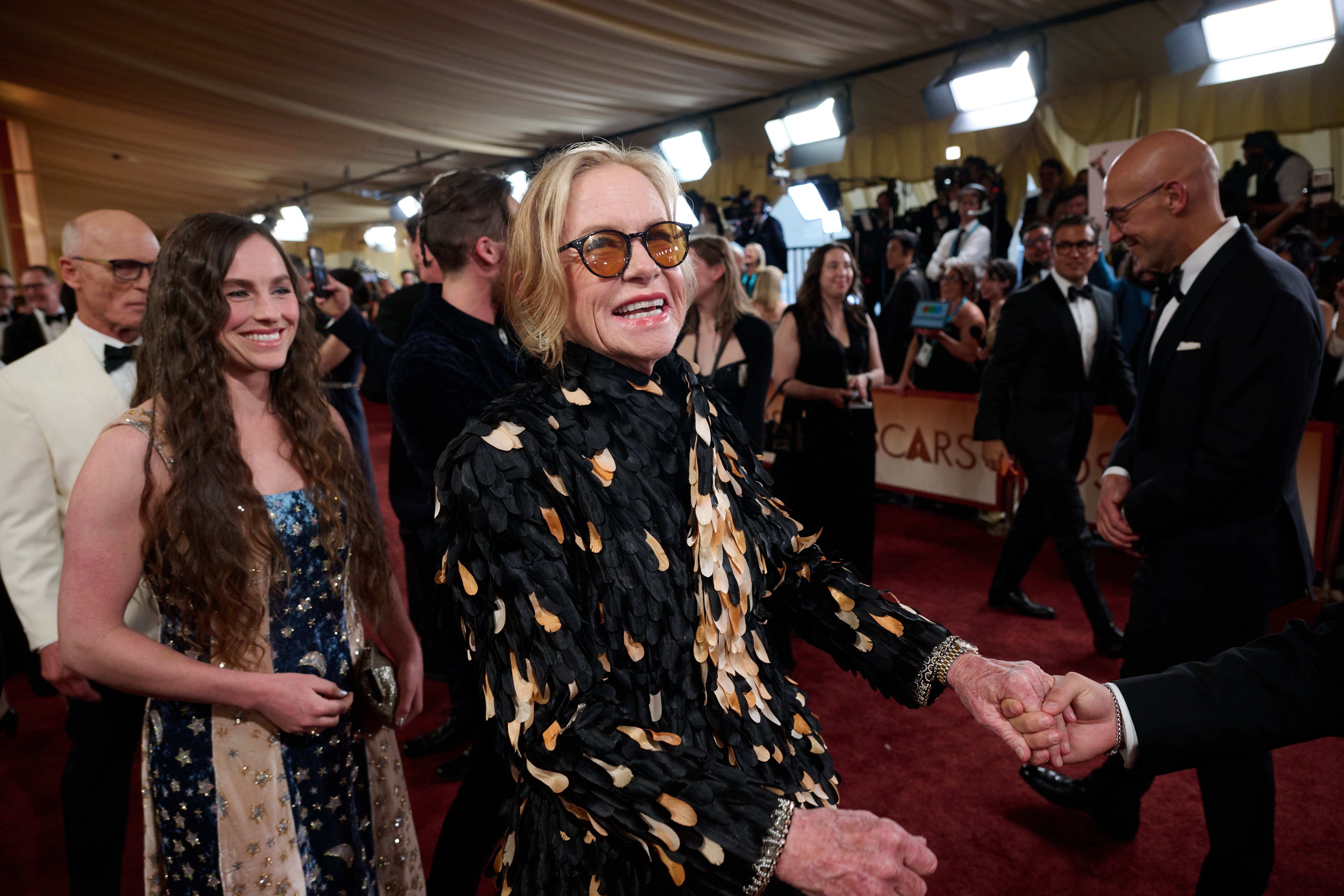 艾美麥蒂根（中）於奧斯卡紅毯。（Wally Skalij攝/The Academy提供）