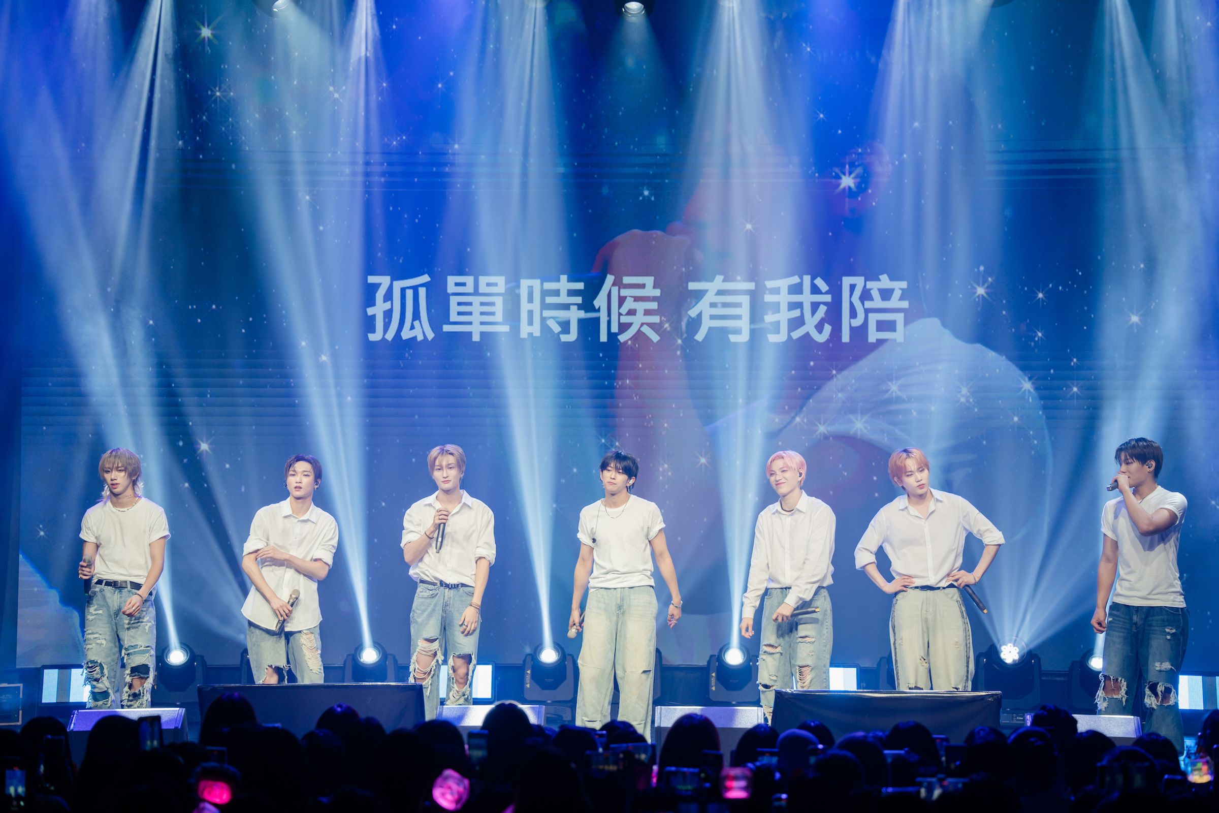 韓團DKB在台灣演唱會獻唱黃宣〈一天〉。(Fu Entertainment、Brave Entertainment提供)
