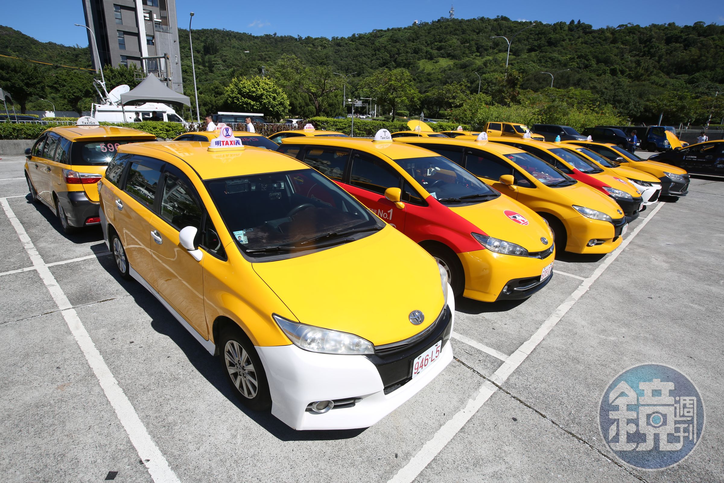 一名中年轉職的計程車司機感嘆跑車沒賺到錢都在吃老本，同行則透露月入10萬的關鍵。（示意圖，本刊資料照）