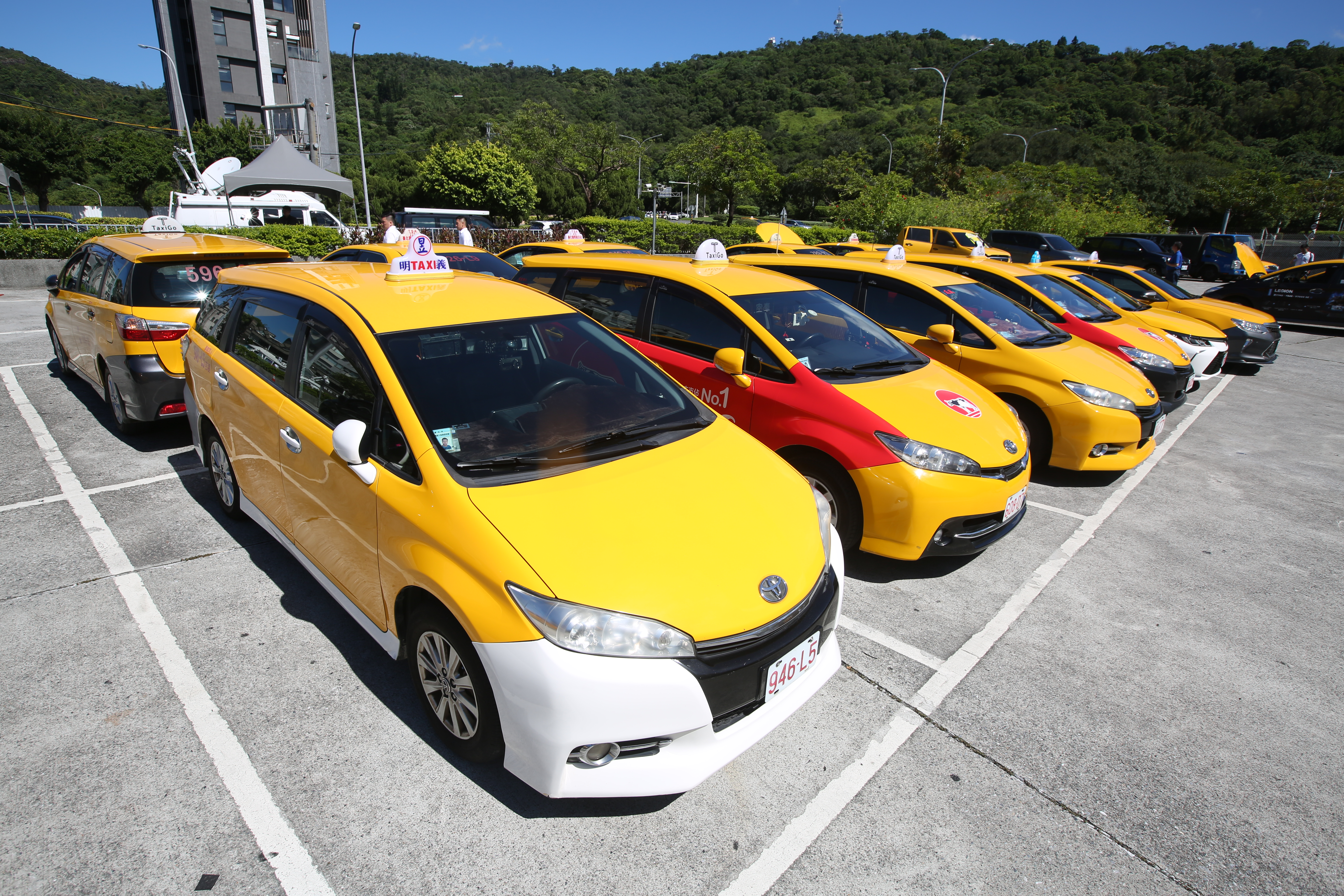 一名中年轉職的計程車司機感嘆跑車沒賺到錢都在吃老本，同行則透露月入10萬的關鍵。（示意圖，本刊資料照）