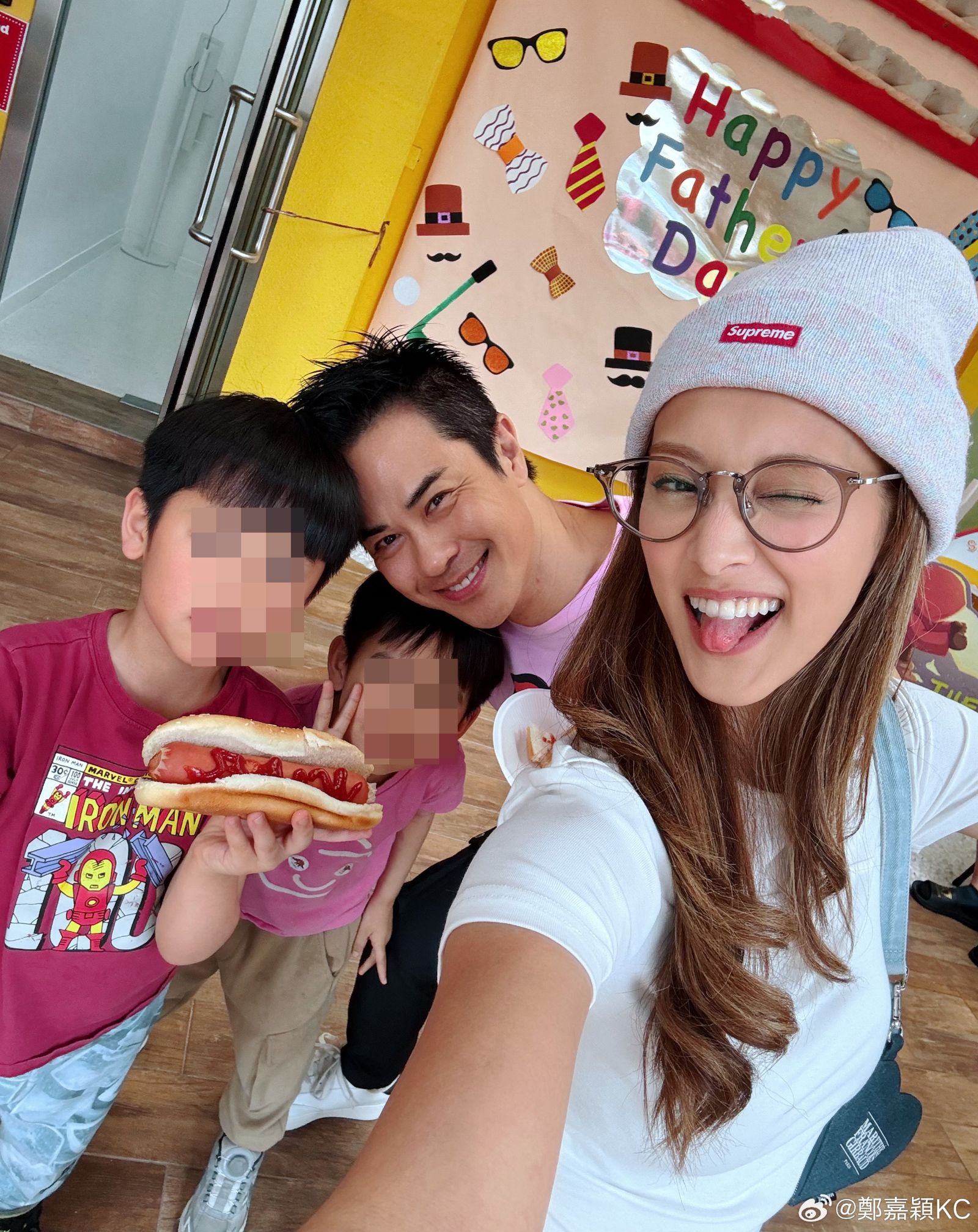 鄭嘉穎與陳凱琳育有3子，家庭溫馨，但遭網友詬病家教差，小孩在外喧鬧從不制止。（鄭嘉穎微博）