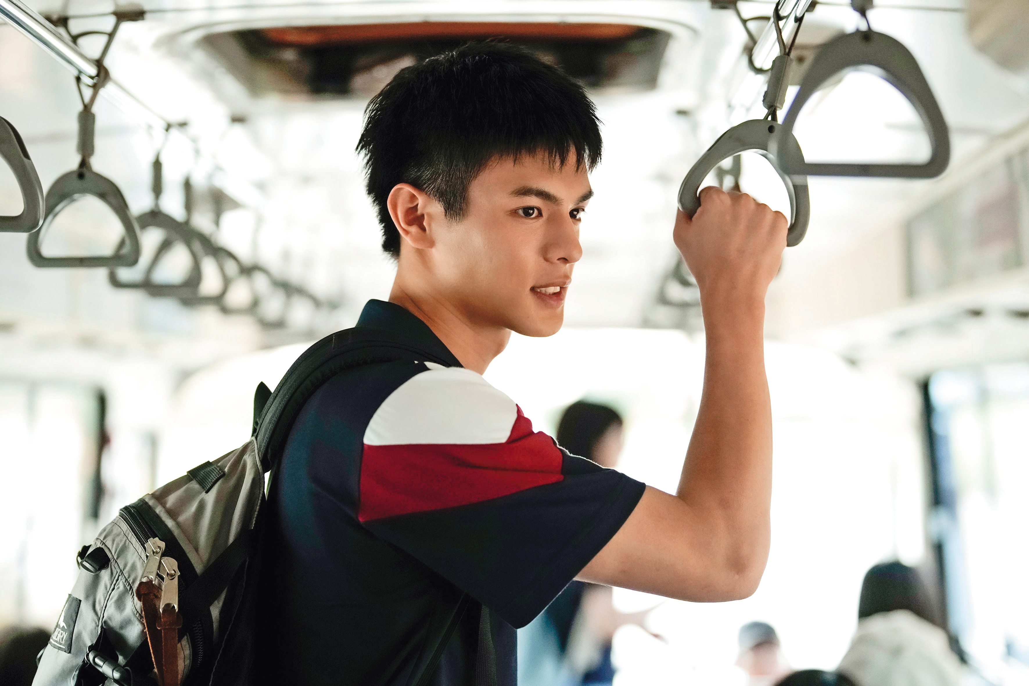 邱以太飾演帥氣資優生，搭乘劇組特別找來的90年代老公車。（興揚電影提供）