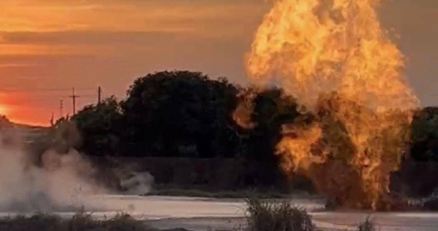 屏東萬丹的泥火山昨下午又噴發，造成約有1分多地農作受損。（翻攝畫面）