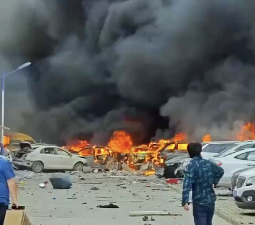 中國山西省太原市今天下午發生爆炸事故，現場濃煙密佈，畫面怵目驚心。（翻攝自X＠rednethicc）