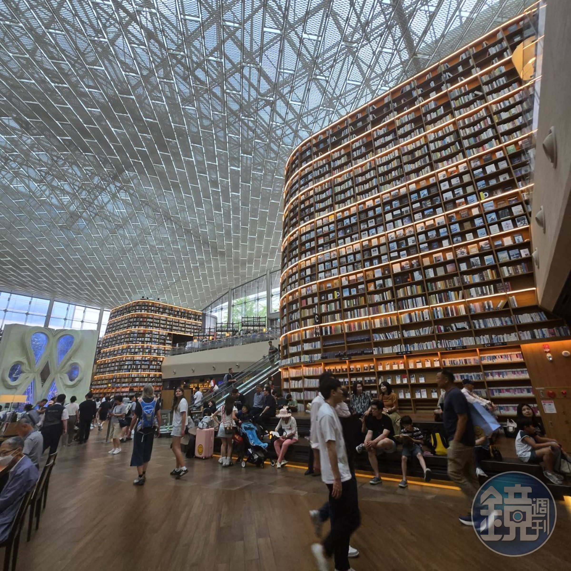 COEX Mall裡的星空圖書館，打造高13公尺高書牆與5萬本藏書，是網紅到首爾必拍景點。