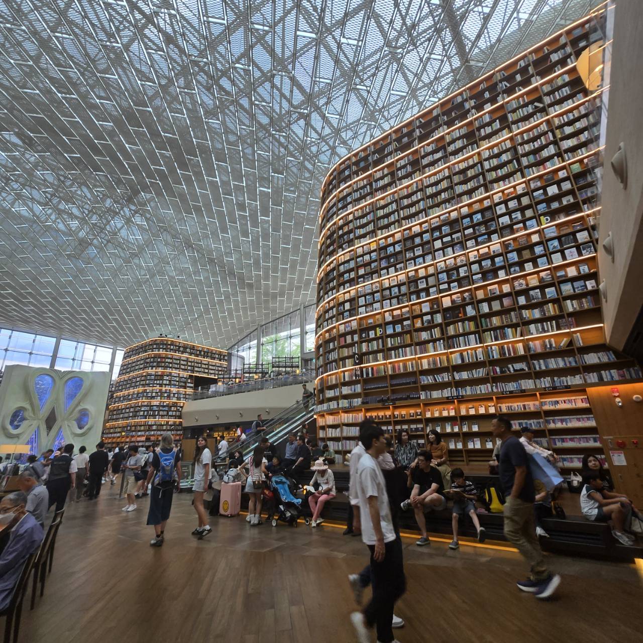 COEX Mall裡的星空圖書館,打造高13公尺高書牆與5萬本藏書,是網紅到首爾必拍景點。