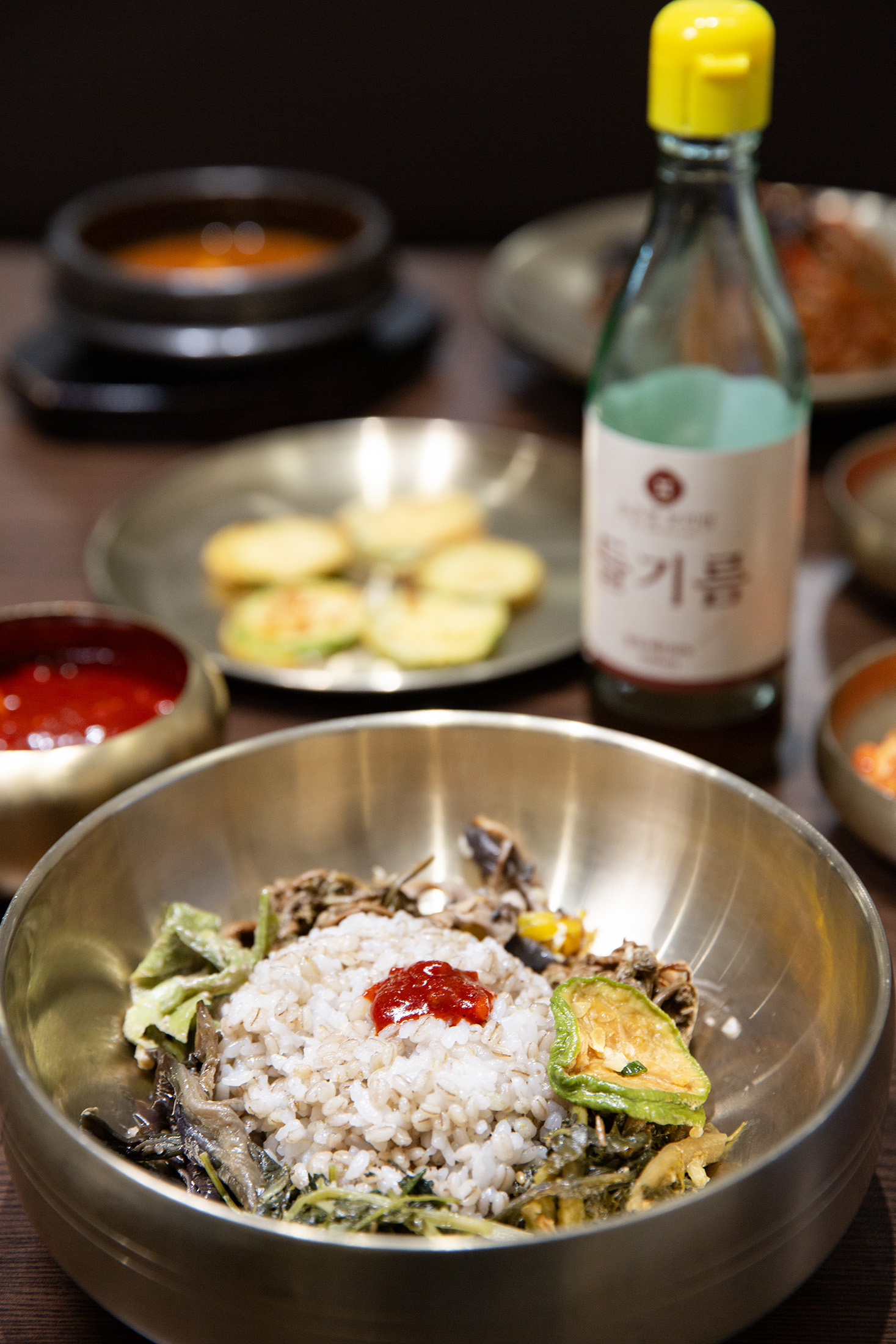 來到「1972 송은정 보리밥」用餐，一定要點招牌「大麥飯定食」，將山菜、辣醬與大麥飯充分拌勻後，再淋上自家製麻油，為樸實的農家料理賦予迷人層次感。（15,000韓元／份，約NT$308）