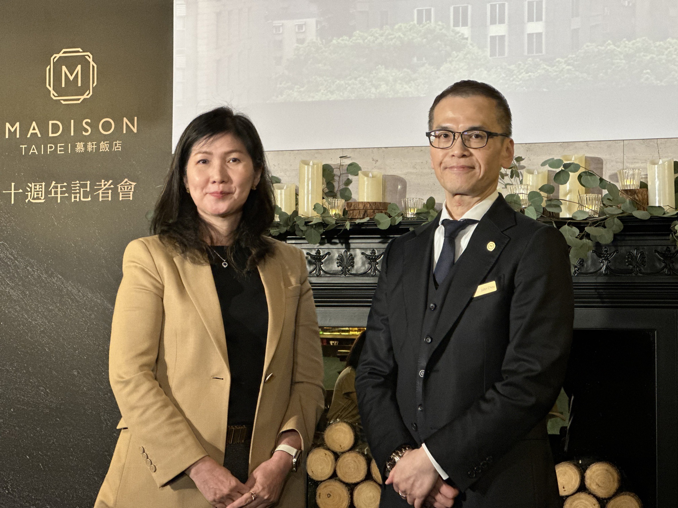 國泰飯店觀光事業部營運事業部營運長黃絢霞（左）及慕軒飯店總監周維浩。（陳姿吟攝）