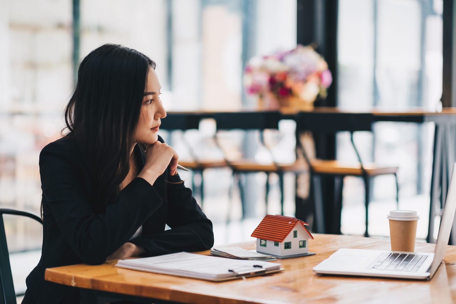 近來戰爭、地緣政治等事件接連發生，也讓不少民眾重新思考，在當前局勢變化下，買房是否仍以台灣作為較安心的選擇。（圖片來源：123圖庫）