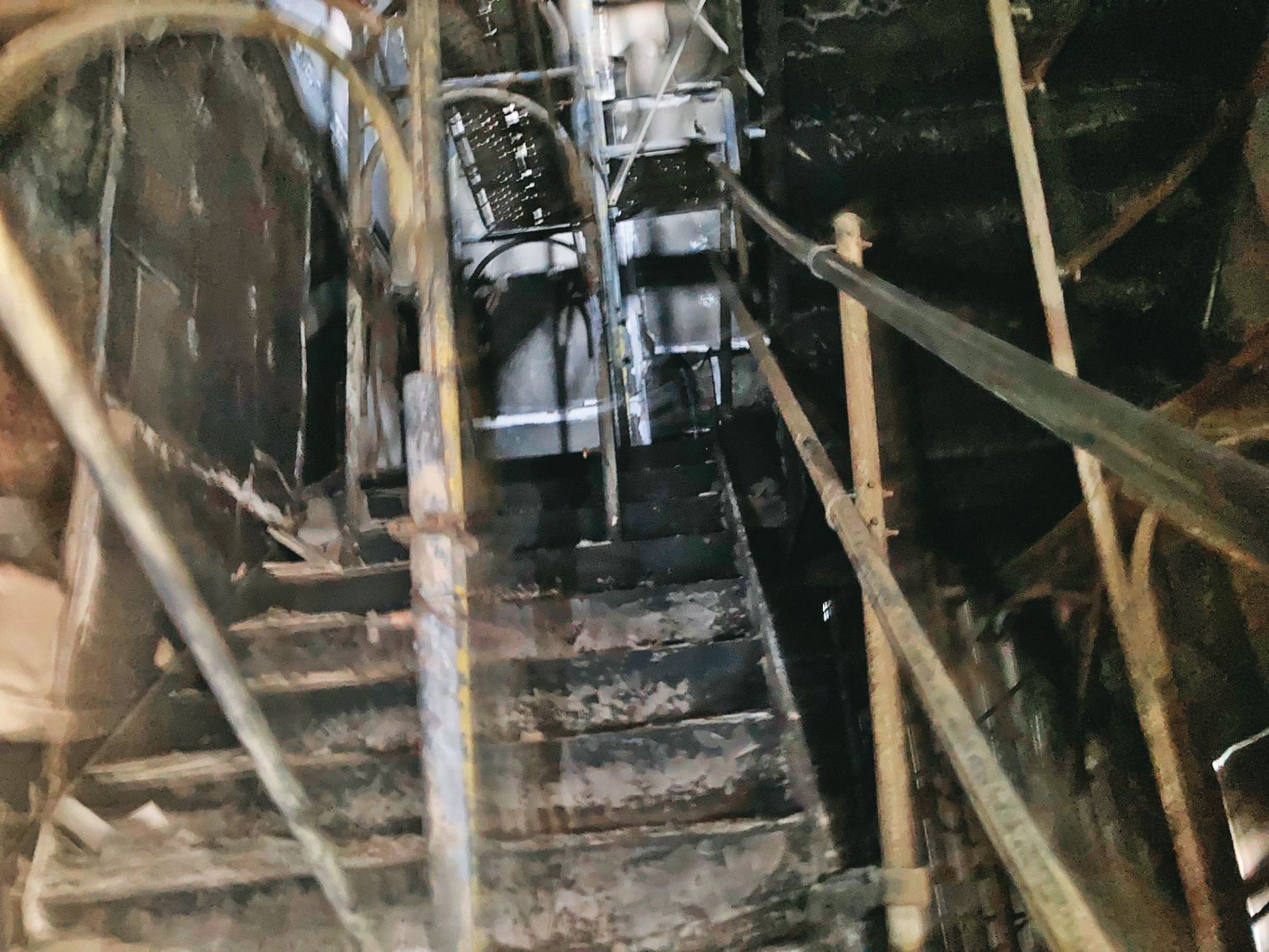 警消事後勘驗,發現火場裡堆置不少易燃物,燒得面目全非。(台中市消防局提供)