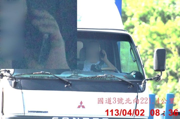 國道警方利用制高點監控採證，舉發分心駕駛的違規用路人。（翻攝畫面）