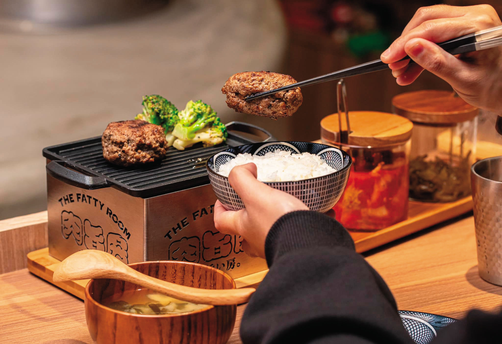 肉旨房主打日式漢堡排,除了保留日本特色外,也融合台灣人飲食習慣。(翻攝復興空廚臉書)