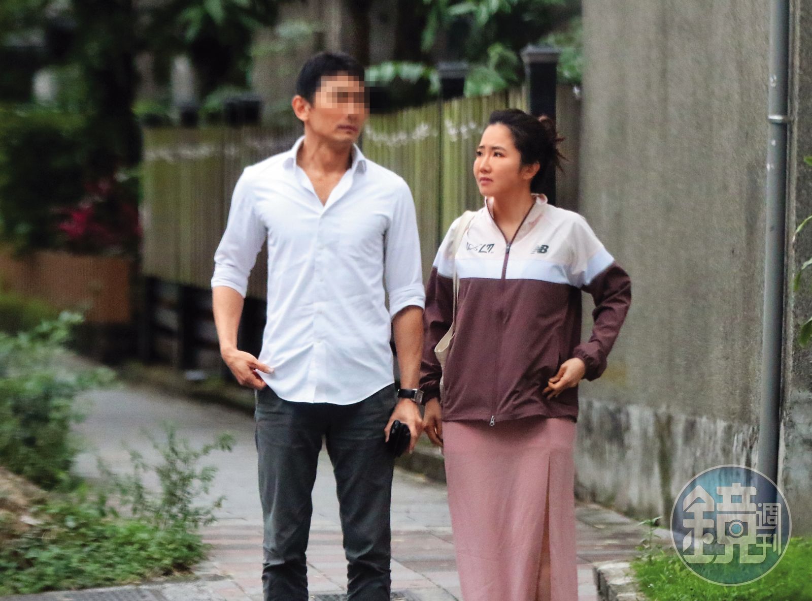 5月2日13：10，一結束工作，謝忻（右）趕往北市民生社區，與交往5年的律師男友（左）見面，小倆口在街上漫步