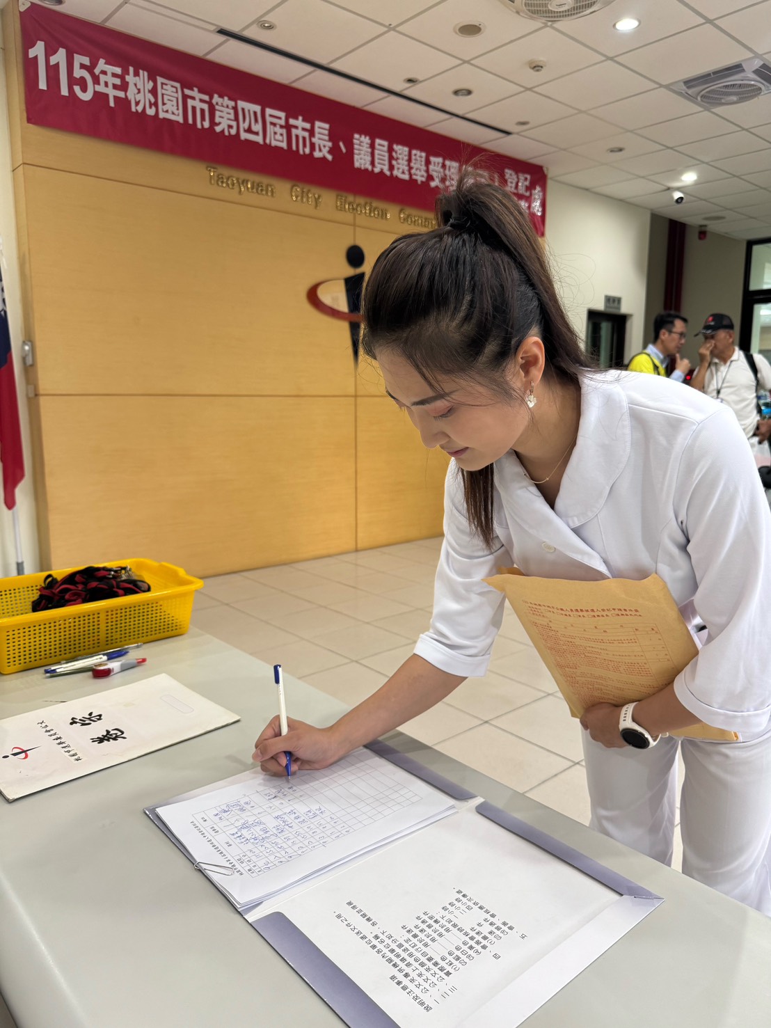 擁有護理專業、受毒油案啟發的中壢議員參選人李欣,前往桃園市選舉委員會,完成參選登記。(李欣提供)