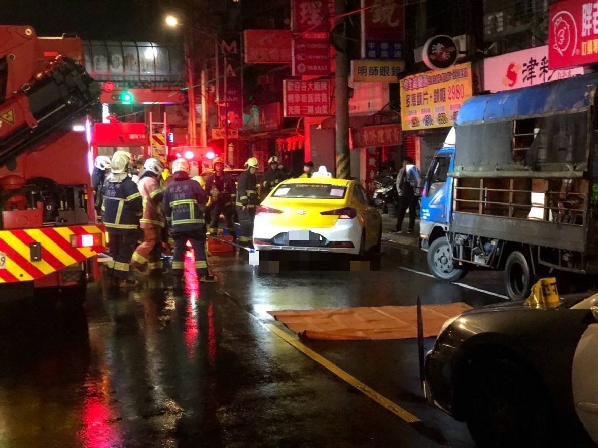 洪姓老翁卡在計程車底盤下。（警方提供）