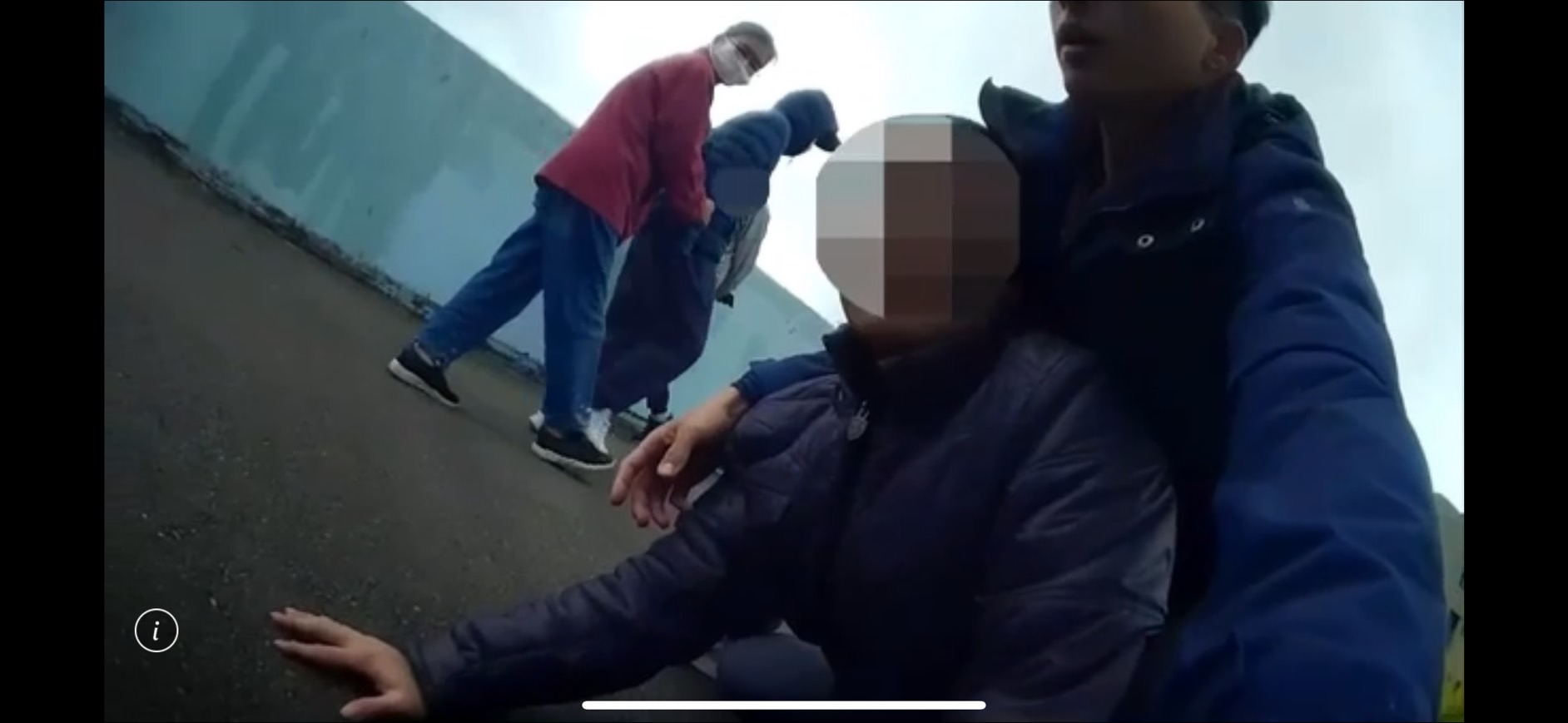 埋伏警方一擁而上壓制車手，並將他上銬逮捕。（翻攝畫面）