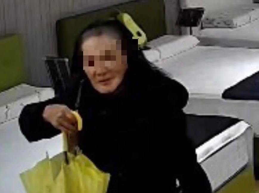 有網友在臉書PO文稱開工日遭一名婦人闖入店內行竊，該婦疑為孫生母親。（翻攝自臉書「靠北天母幫」）