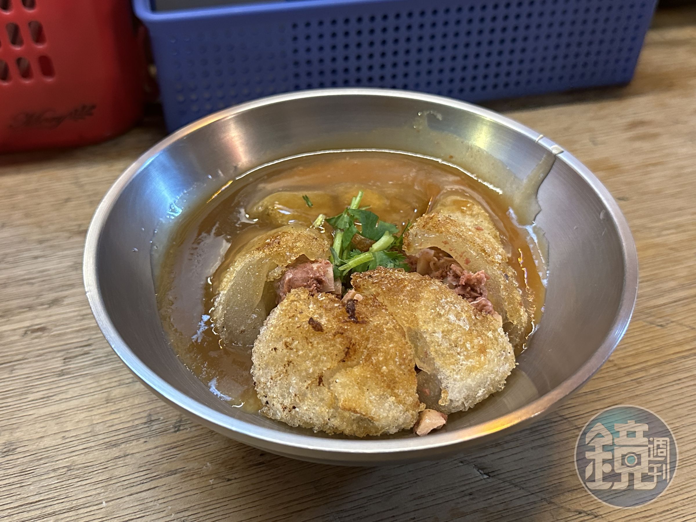「冠捷脆皮黃金肉圓」走猛火油炸的路線,讓肉圓皮吃起來酥香彈Q。