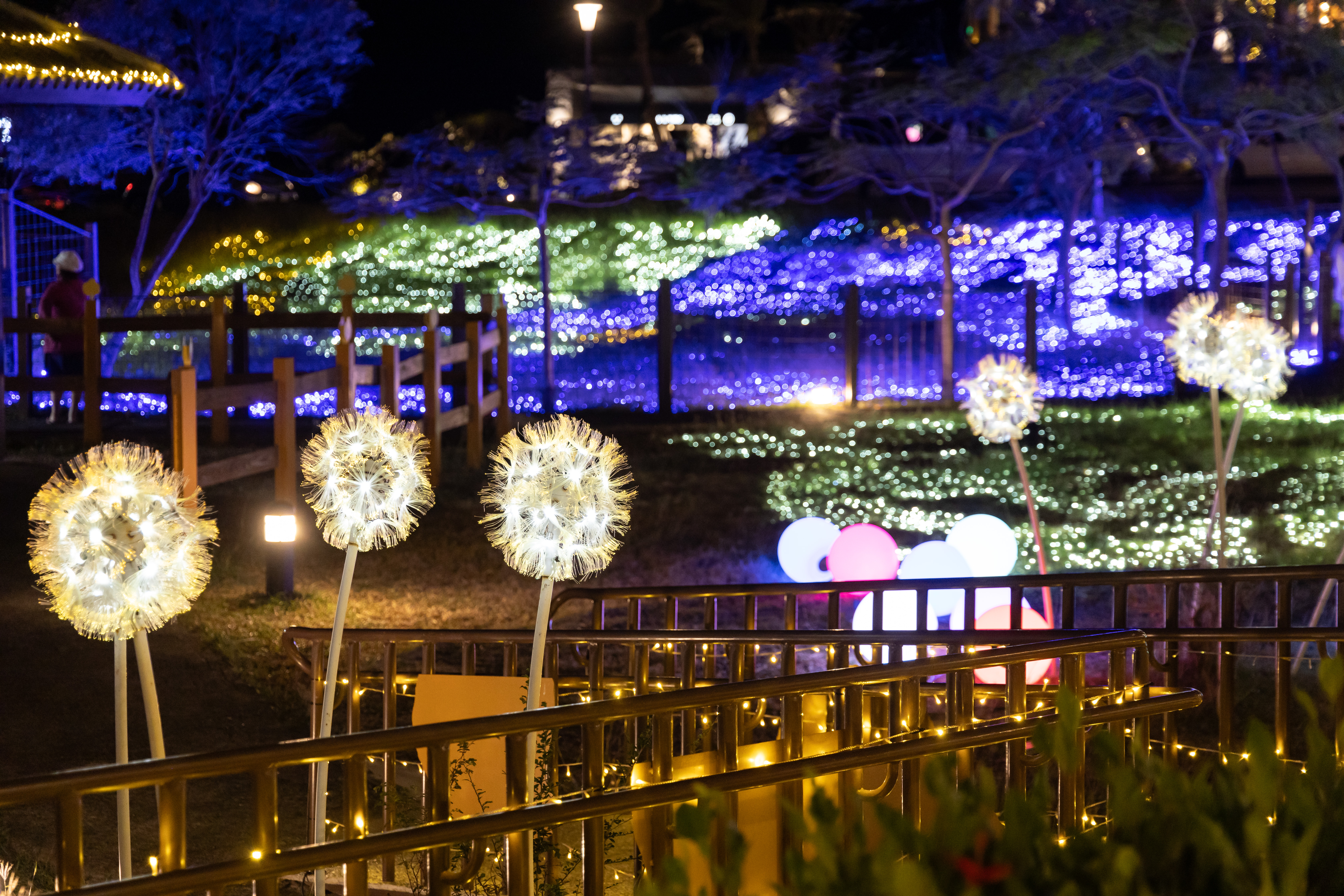 屏東四重溪溫泉季只到3月2日，溫泉公園晚間5點半後點燈，共有十多處燈海作品可以遊賞。