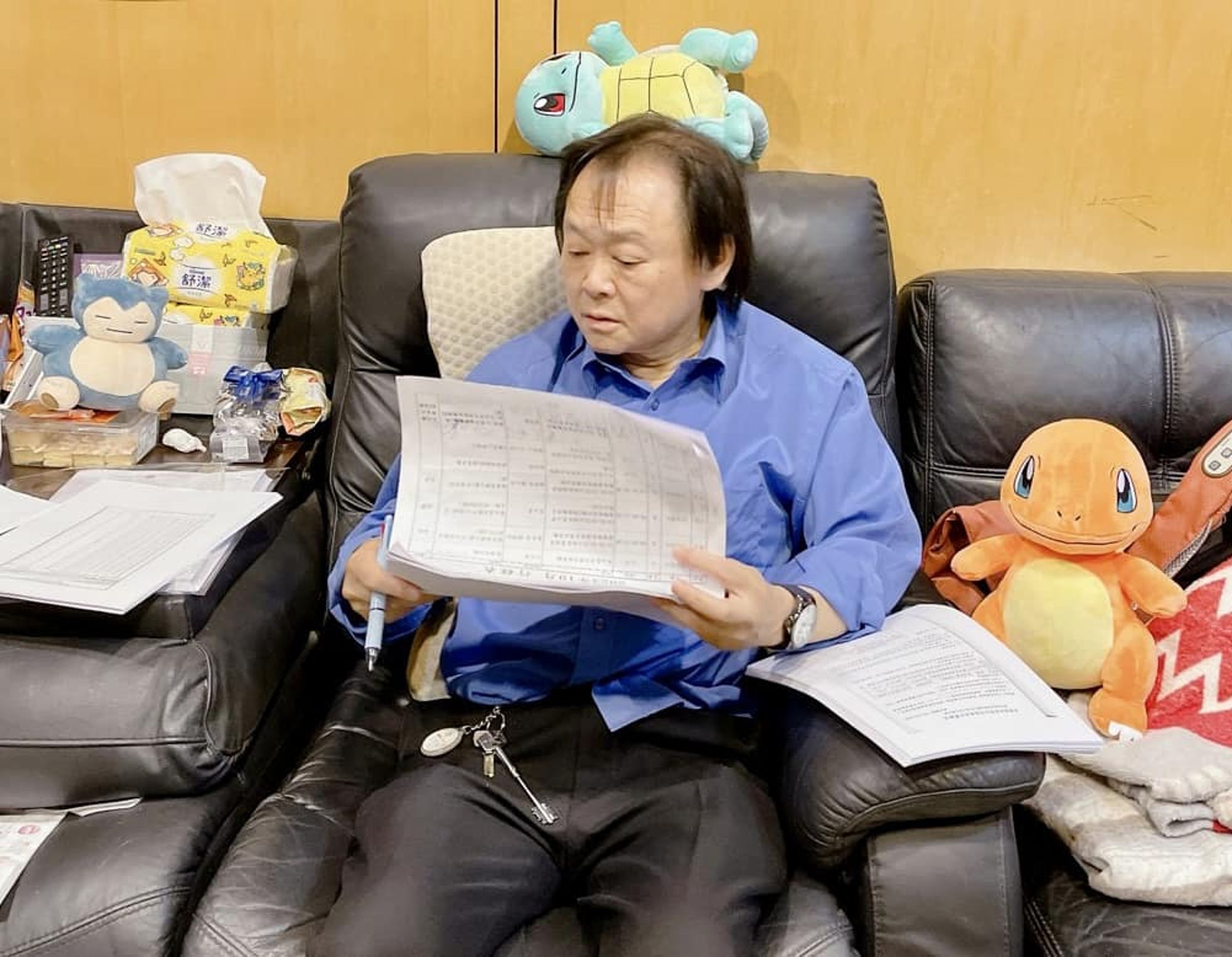 王世堅陪兒子成長過程也愛上寶可夢,但他至今仍習慣叫「神奇寶貝」。(翻攝自王世堅臉書)