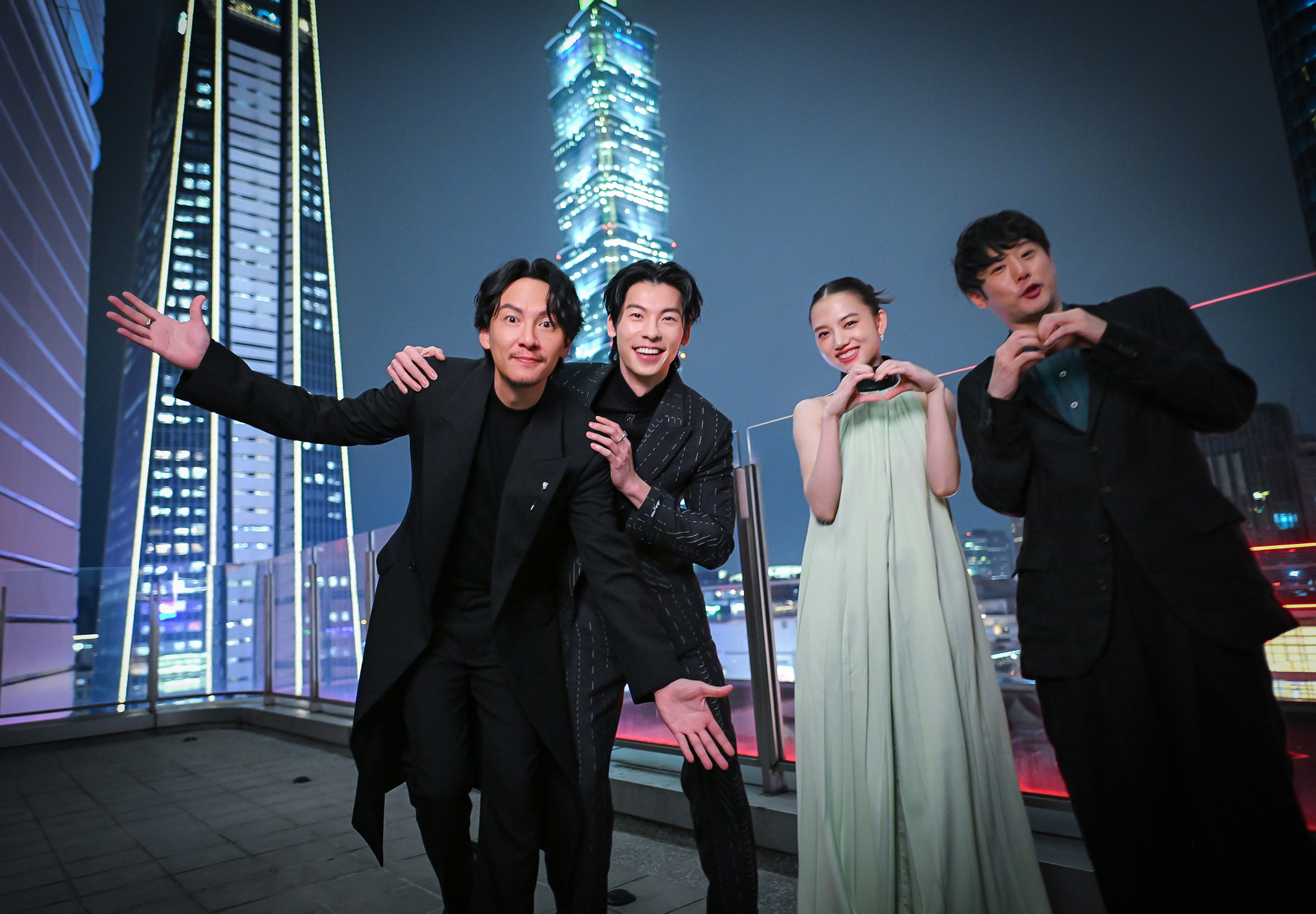 監製張震（左起）、許光漢、清原果耶、導演藤井道人一起工作默契佳。（翻滾吧男孩電影公司提供）