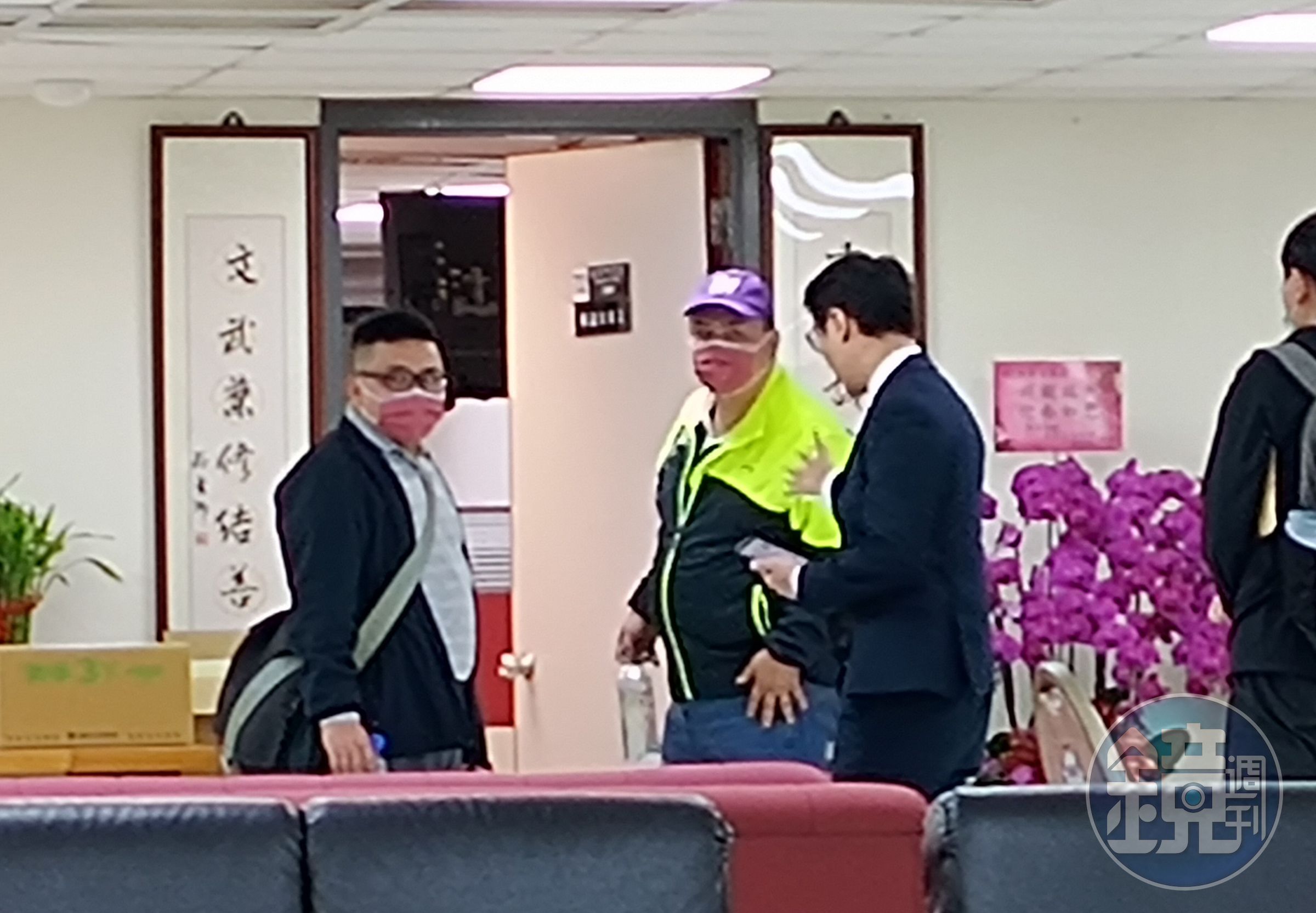 國民黨籍三連霸台北市議員陳重文(左2),今日上午辦公室遭廉政署搜索。
