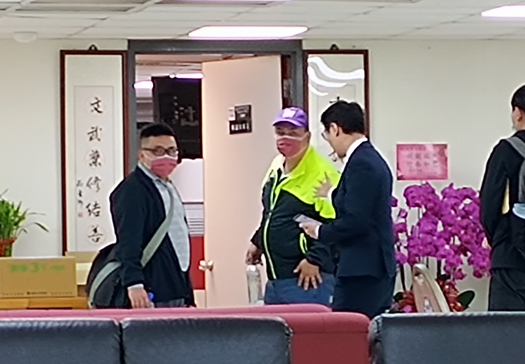 國民黨籍三連霸台北市議員陳重文（左2），今日上午辦公室遭廉政署搜索。