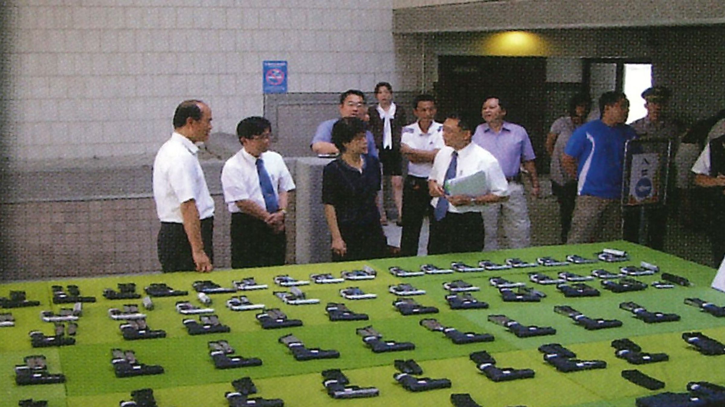 台南市警察局長廖宗山服務警界41年屢破大案,查扣不少黑槍,如今他即將退休,檢察總長邢泰釗今專程赴台南市警局感謝他守護治安的貢獻。(最高檢提供)