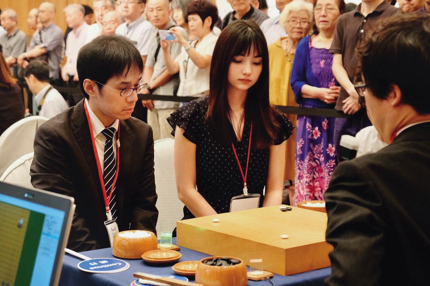 黑嘉嘉（中）自小投入圍棋，現為職業七段。圖為2019年與職業九段陳詩淵（左）搭檔，參加於日本舉行的世界混雙圍棋最強戰。（黑嘉嘉圍棋提供）