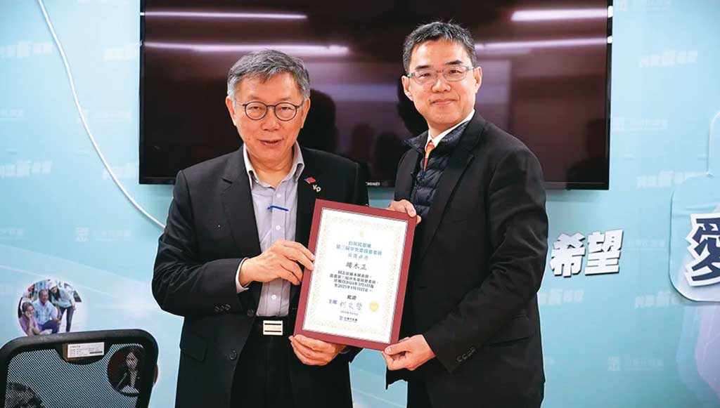 端木正（右）在監察院查出柯營申報資料不符後，以調節方式作假帳，遭檢方認定涉及偽造文書。（民眾黨提供）