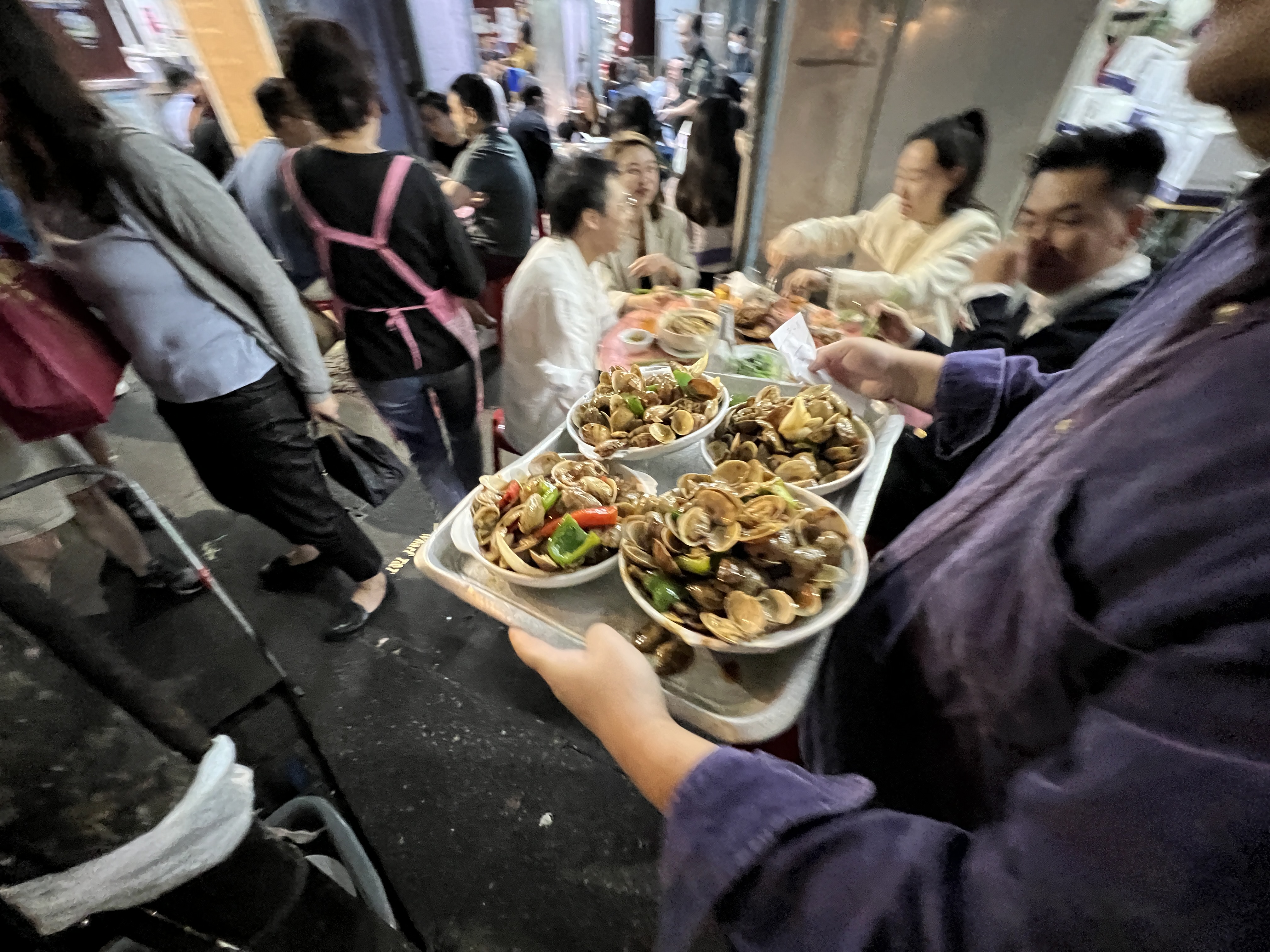每桌必點的「豉椒炒蜆」，一次出鍋幾盤，高效送至客人桌上。