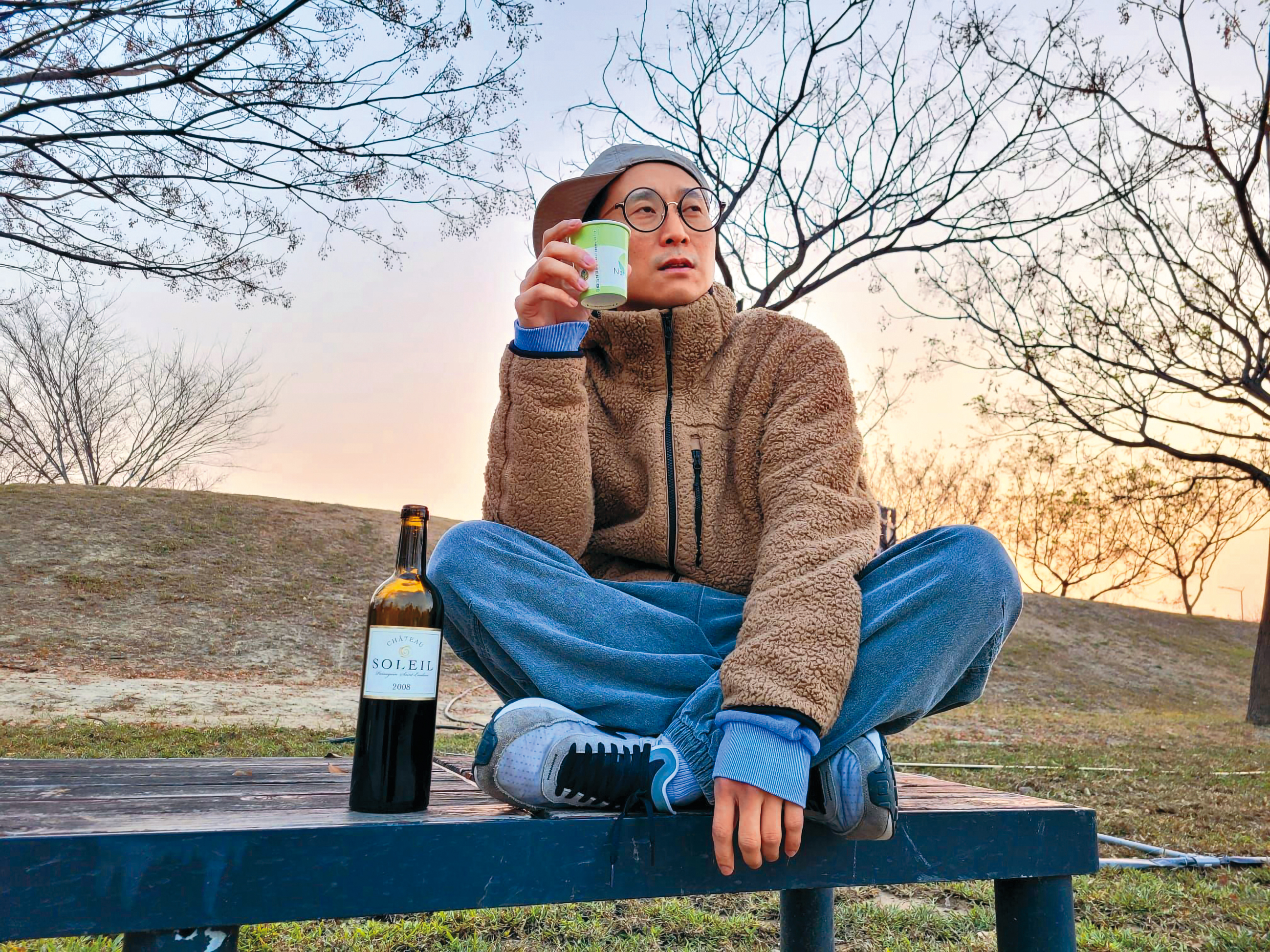 浩子愛酒成癮，近日將在線上開品酒課程。（翻攝自浩角翔起笑一個官方粉絲專頁）