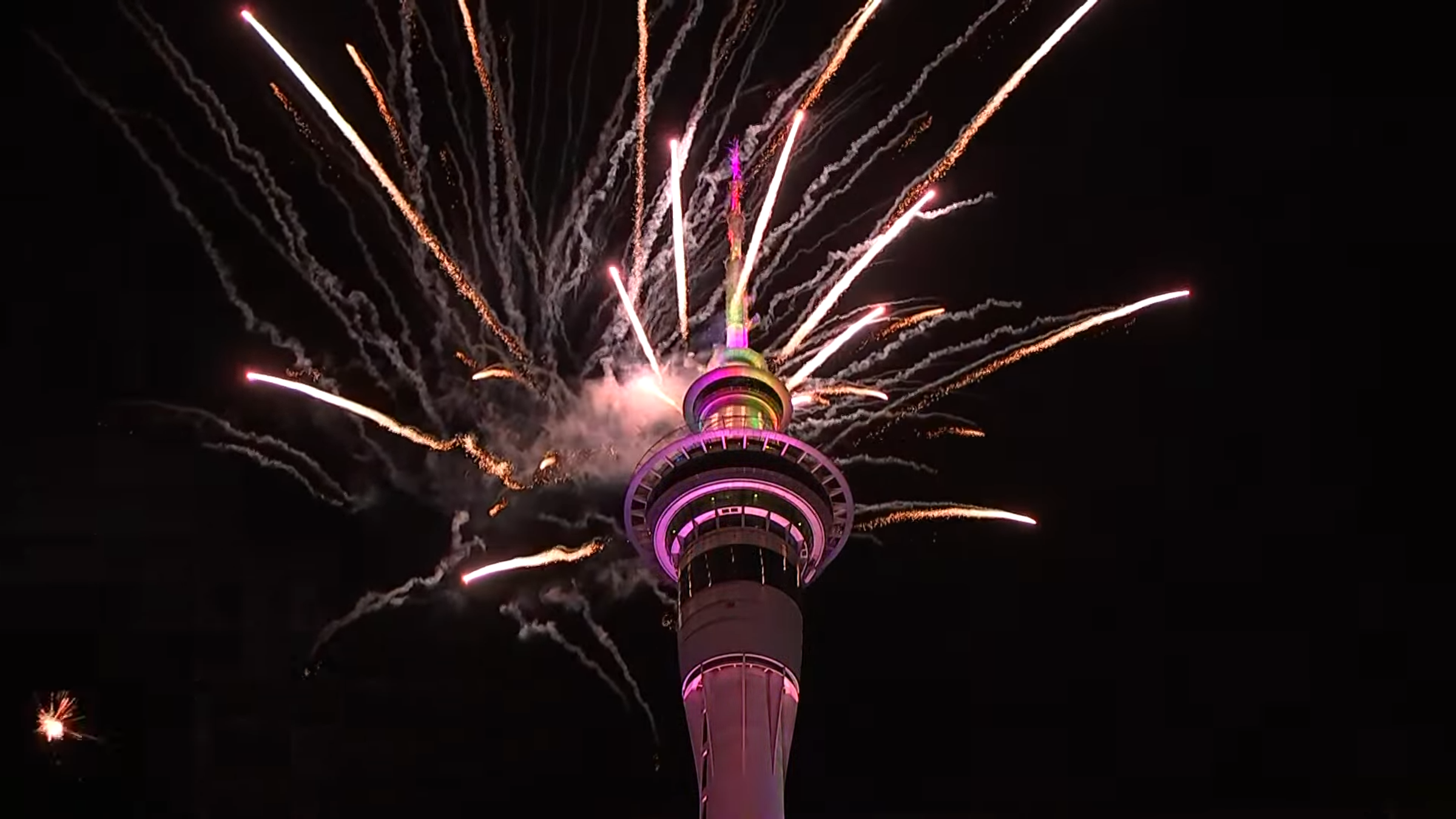 紐西蘭的奧克蘭天空塔施放跨年煙火。（翻攝自@1NewsNZ YouTube頻道）