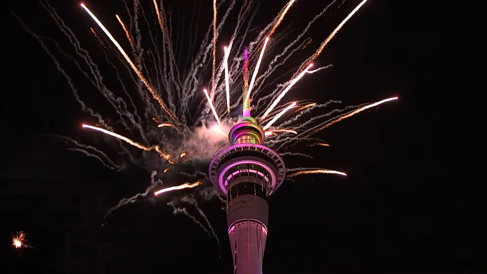 紐西蘭的奧克蘭天空塔施放跨年煙火。（翻攝自@1NewsNZ YouTube頻道）