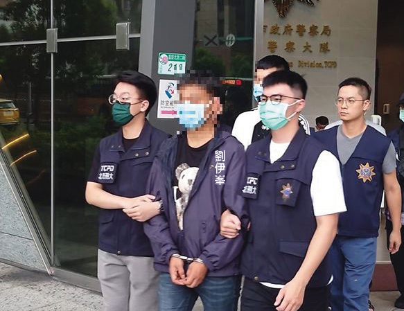 去年警方伺機埋伏，成功將試圖「三度誆騙」被害人的劉伊峯，當場依現行犯逮捕歸案。（翻攝畫面）