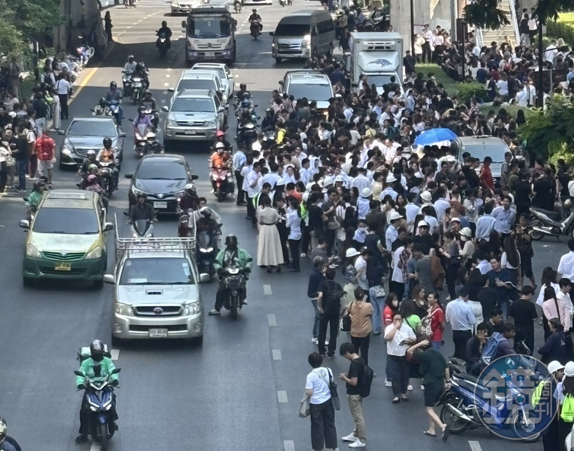 泰國曼谷也感到強烈搖晃,民眾紛紛走到馬路上躲避。(讀者提供)