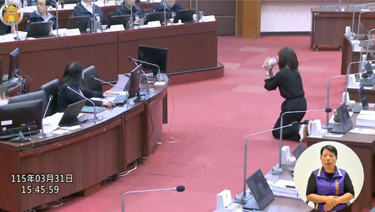 陳麗娜近期為仁武區違建案槓上市府,在議會質詢時向市長陳其邁下跪陳情,要求道歉。(翻攝高雄市議會網站)