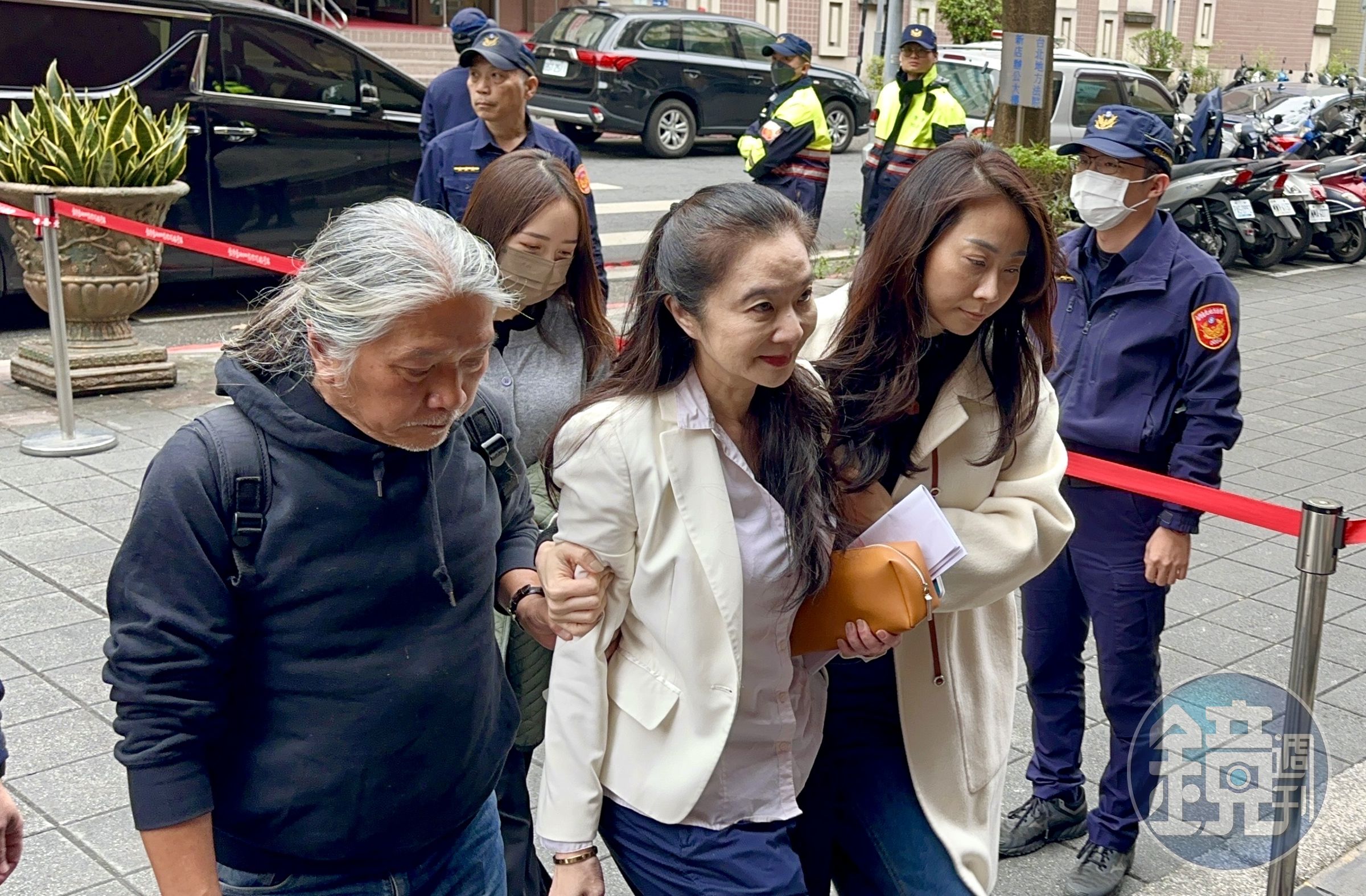 柯文哲貪汙案交保撤銷，法官要求被告上午11時先報到，預計晚間6點開庭，只有應曉薇準時報到。
