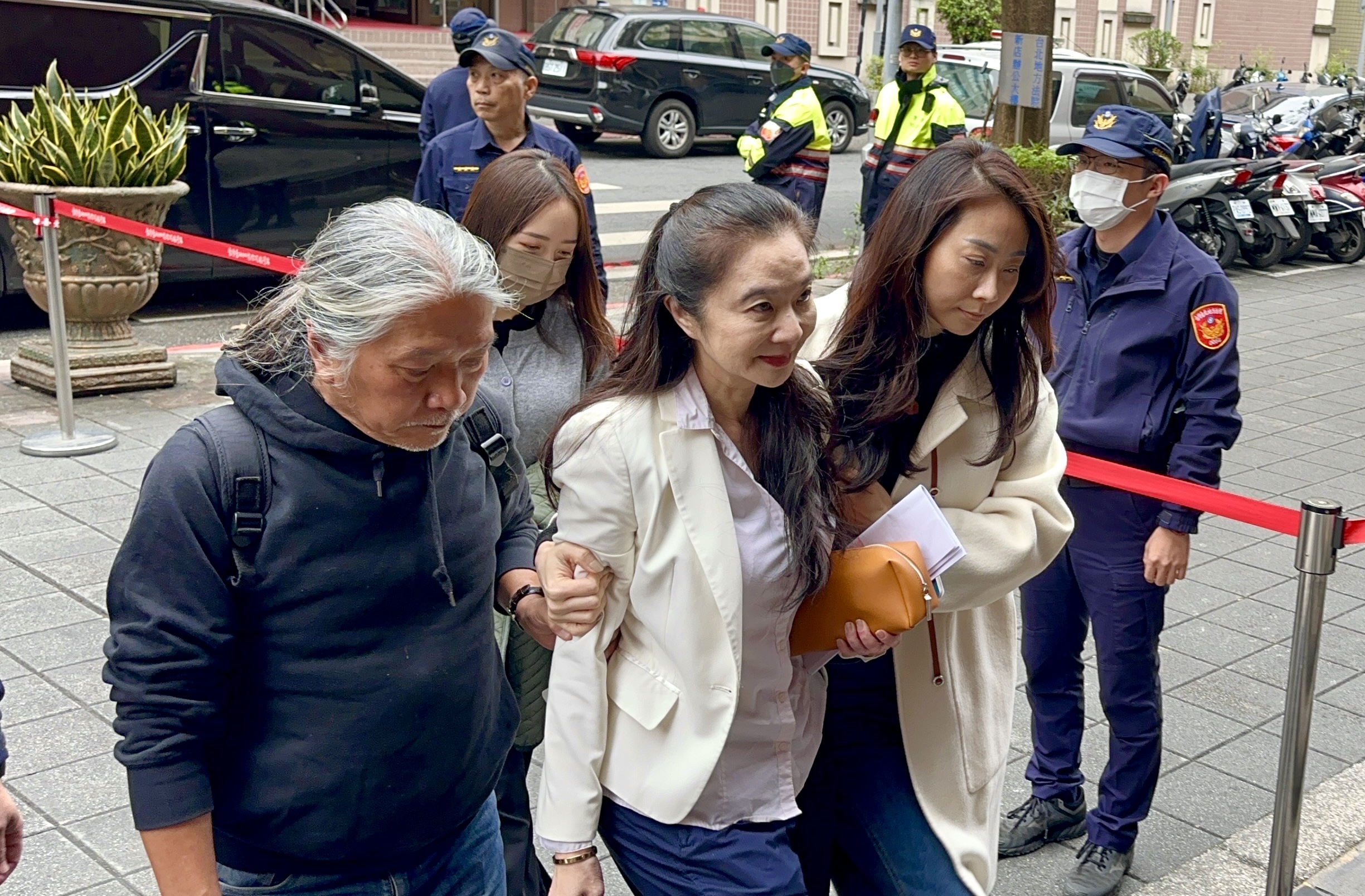 柯文哲貪汙案交保撤銷，法官要求被告上午11時先報到，預計晚間6點開庭，只有應曉薇準時報到。