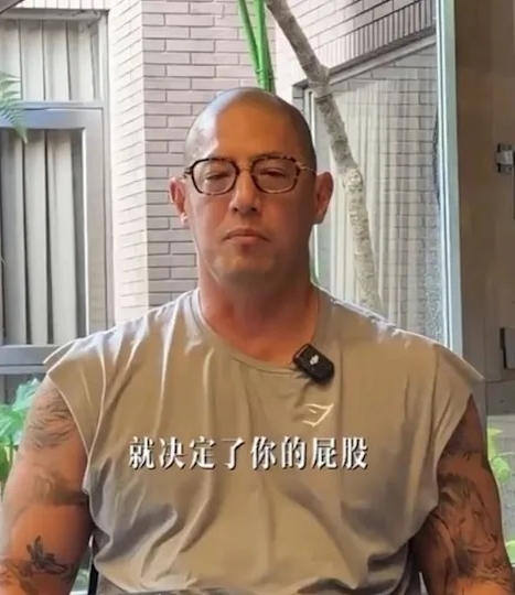 蔣友柏罕見針對當前熱絡的投資環境大談金錢觀，以「命決定你能坐多大椅子」的犀利比喻。（翻攝自蔣友柏小紅書）